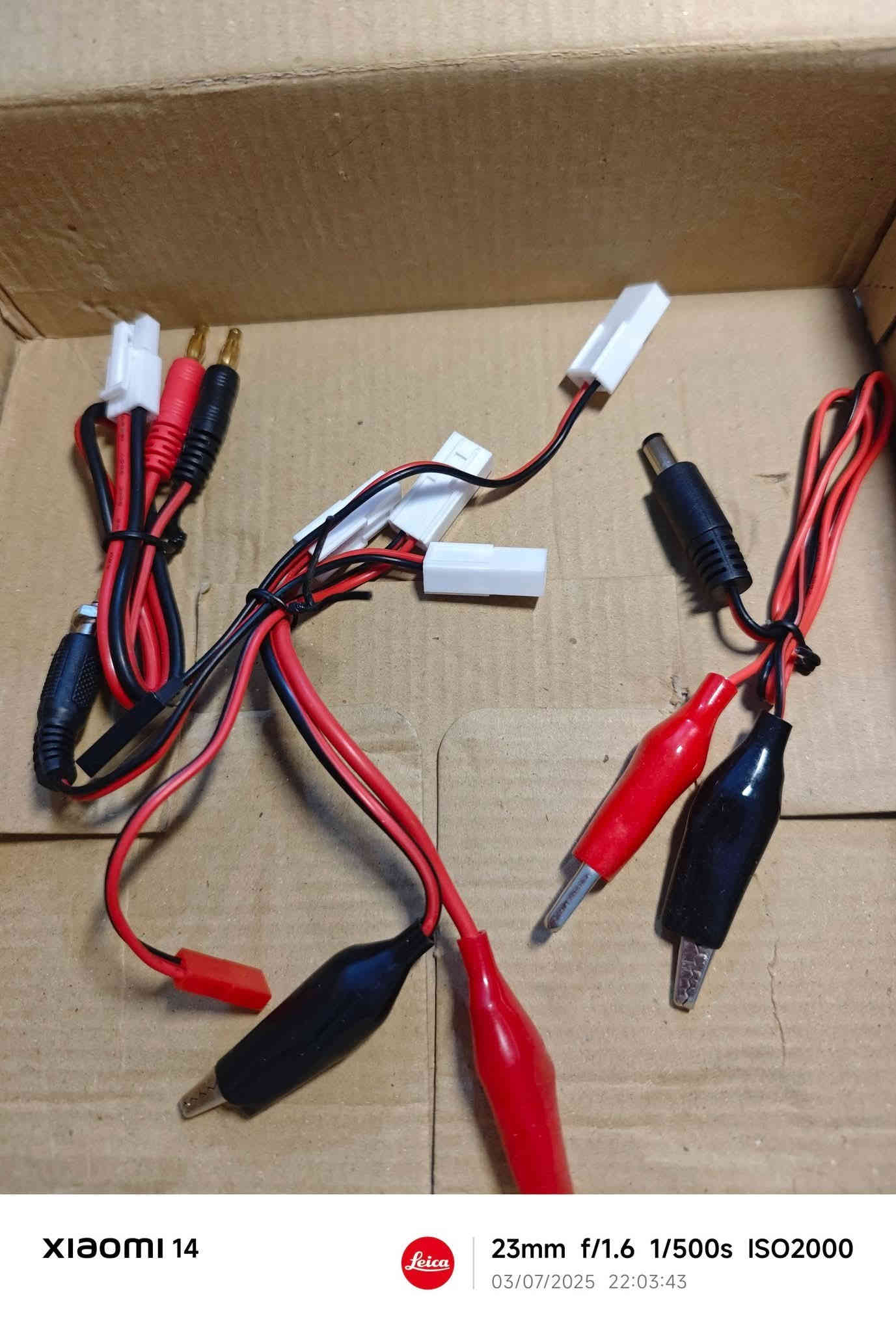 شاحنة iMAX B6AC الاحترافية من شركة SKYRC
السعر 35 الف وية التوصيل قفل 

 :  وهذي مواصفاتها   

تيار الشحن من 0.1A إلى 6.0A
تيار التفريغ من 0.1A إلى 2.0A
أقصى قدرة شحن 50 واط
أقصى قدرة تفريغ 5 واط
عدد الخلايا (LiPo) من 1S إلى 6S (أي 3.7V إلى 25.2V)
عدد خلايا NiMH/NiCd من 1 إلى 15 خلية
بطاريات Pb (رصاص/حمضية) 2V إلى 20V

🔋 أنواع البطاريات المدعومة:

يدعم مجموعة واسعة من البطاريات القابلة للشحن:

LiPo (ليثيوم بوليمر) .

Li-ion (ليثيوم أيون) .

LiFe (ليثيوم فوسفات) .

NiMH (نيكل-معدن هيدريد) .

NiCd (نيكل-كادميوم) .

 بطاريات Pb (رصاص-حمضية): يدعم من 2 فولت إلى 20 فولت .

يدعم  "التفريغ – Discharge"

وضع تخزين البطاريات (Storage Mode)

حماية من الشحن الزائد أو العكسي

 جديدة ما مستخدمه مع ملحقاتها الموضحه بالصور 
تواصل مسنجر 
او رقم ***********
