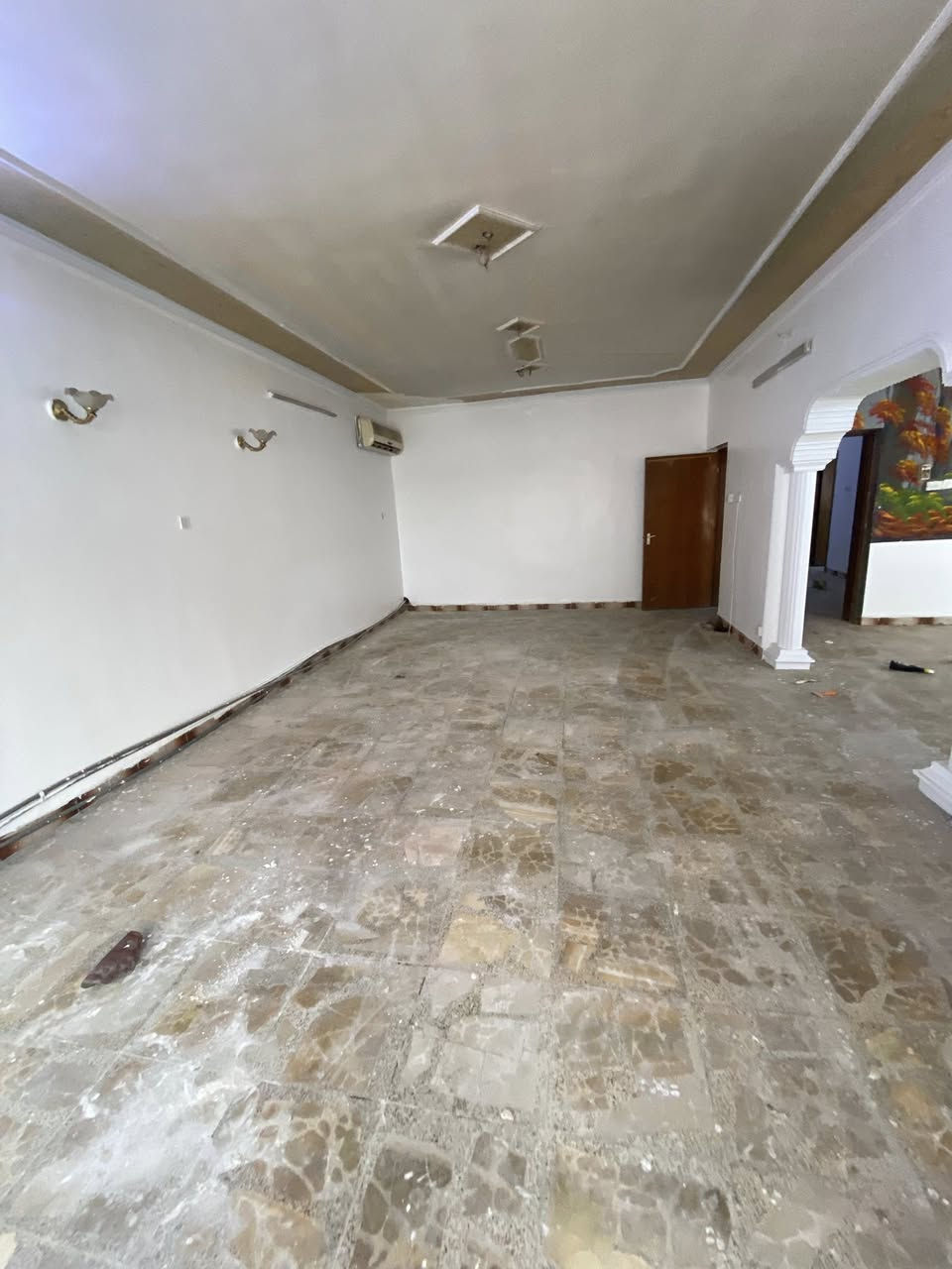 #للايجار_____في_____السيديه
بيت مساحه 300 متر كلاسيكي نظيف جدا 

يتكون من 

اربع غرف نوم مطبخ صاله هول حولي وخدمات صحيه عدد 3 كراج وحديقه 

#الايجار مليون ونص 

للاستفسار الاتصال على الارقام التاليه 

***********

***********

***********
