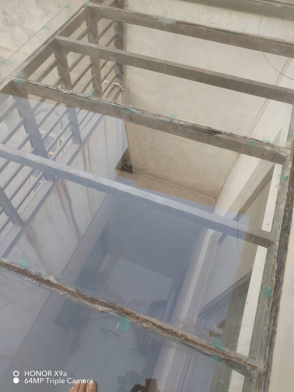 سلام عليكم  تم عمل سكايلايد بواجهيه مانع ذباب مقطع تركي اللون شمباني والسطح جام  جلاتيني  طبقتين  6ملم مسكرت  اللون ابيض شفاف  وتم استخدام صوصج  لون اسود بين الحلول لضمان عدم التسريب  للاستفسار الاتصال على الرقم 
*********** إبراهيم  وتوت
