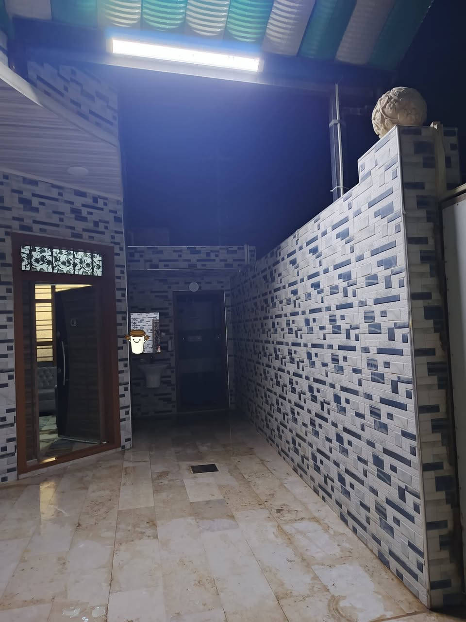 السلام عليكم بيت للبيع 300 متر يتكون من طابقين الطابق الاول استقبال وصاله ومطبخ بارد وحار وغرفتين وحمامات خارجيه وداخليه والطابق الثاني غرفتين وصاله كبيره وحمامات ومخزن سندويج في السطح مع حديقه 100 متر بصف البيت الباب على الصاله بناء حديث وشارع تبليط الموقع الكوفه قرب فلكت الدلال عامود 13 
الاستفسار على الرقم ***********
