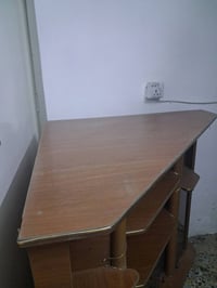 ميز تلفزيون زاوية بحالة جيدة هل بيه أي خدوش، كسر، أو أجزاء ناقصة غير ا...
