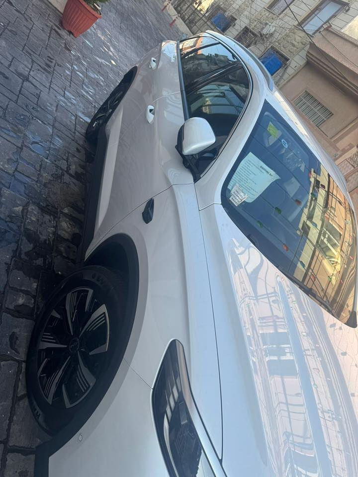 متوفر سياره حديثه خطوط والنقل إلى العتبات المقدسه والطرق الخارجيه
للاستفسار 
***********
