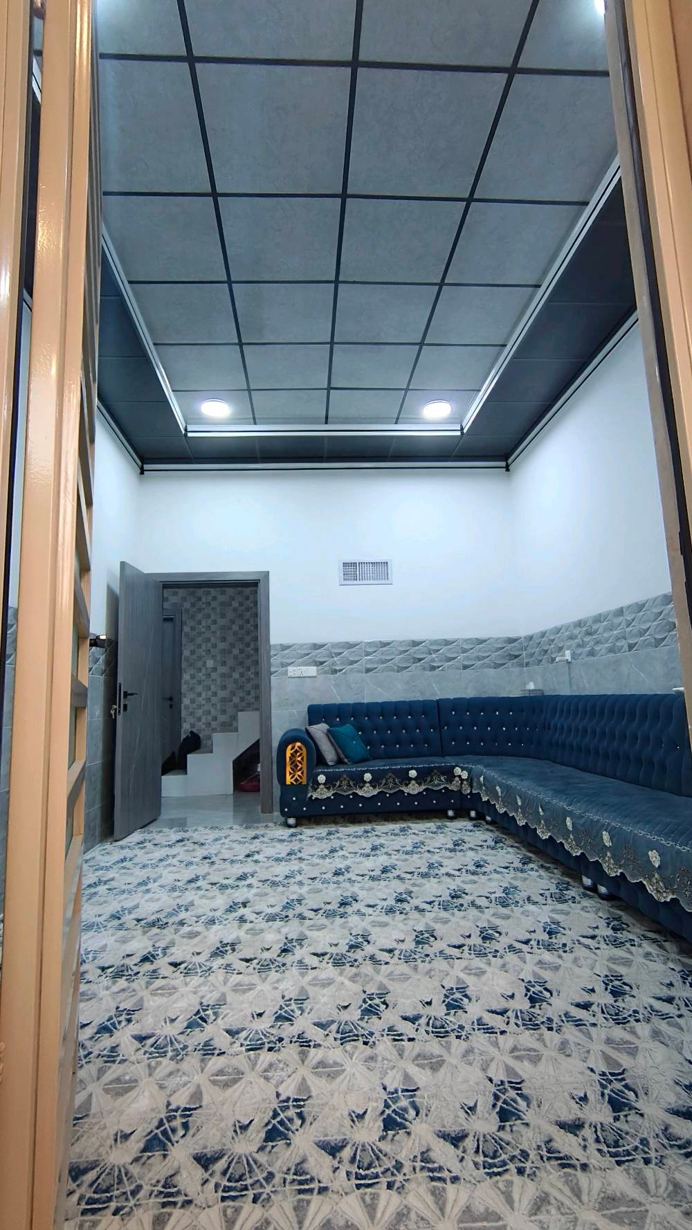 لدي بيت للبيع في يارمجة الشرقية الاول السعر 100000مليون  البيت يحتوي على حوش استقبال مطبخ وهول صحيات فوك وجوا مشتملات فوك وجوا عدد غرف النوم 3
كم عدد الغرف في البيت؟: 
3
ما هي مساحة البيت الإجمالية؟: 
 طابق ونص متر 100
أين يقع البيت بالتحديد؟: 
في يارمجة الشرقية الاول قرب مكتب العلي
هل السعر قابل للتفاوض؟: 
نعم 
هل هناك موقف للسيارات؟: 
لا  
رقم الهاتف ***********عبدالله بي واتساب 