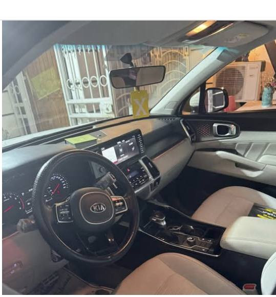 السلام عليكم 
كيا سورنتو موديل2021 وكالة خليجي سته سلندر جديده ماشية 73 ألف سبعة راكب فول مواصفات عده لبني رامه إشارة بل مري ترحيب شفتات ستيرن بردات خلفيه رقم بغداد دولي بسمي حساس امامي وخلفي كامره دواره لايت زنون تبريد ثالث قطع لمس جنطة كهرباء تشغيل عن بعد بصمت بواب وتشغيل وبعد مواصفات بيه السيارة مكفوله فقط شخط أربع اصابع ومصلح وموجود بالصور السعر 268وبيه مجال مكان السيارة السماوة قظا الرميثه هاذه رقمي *********** لثاني***********
