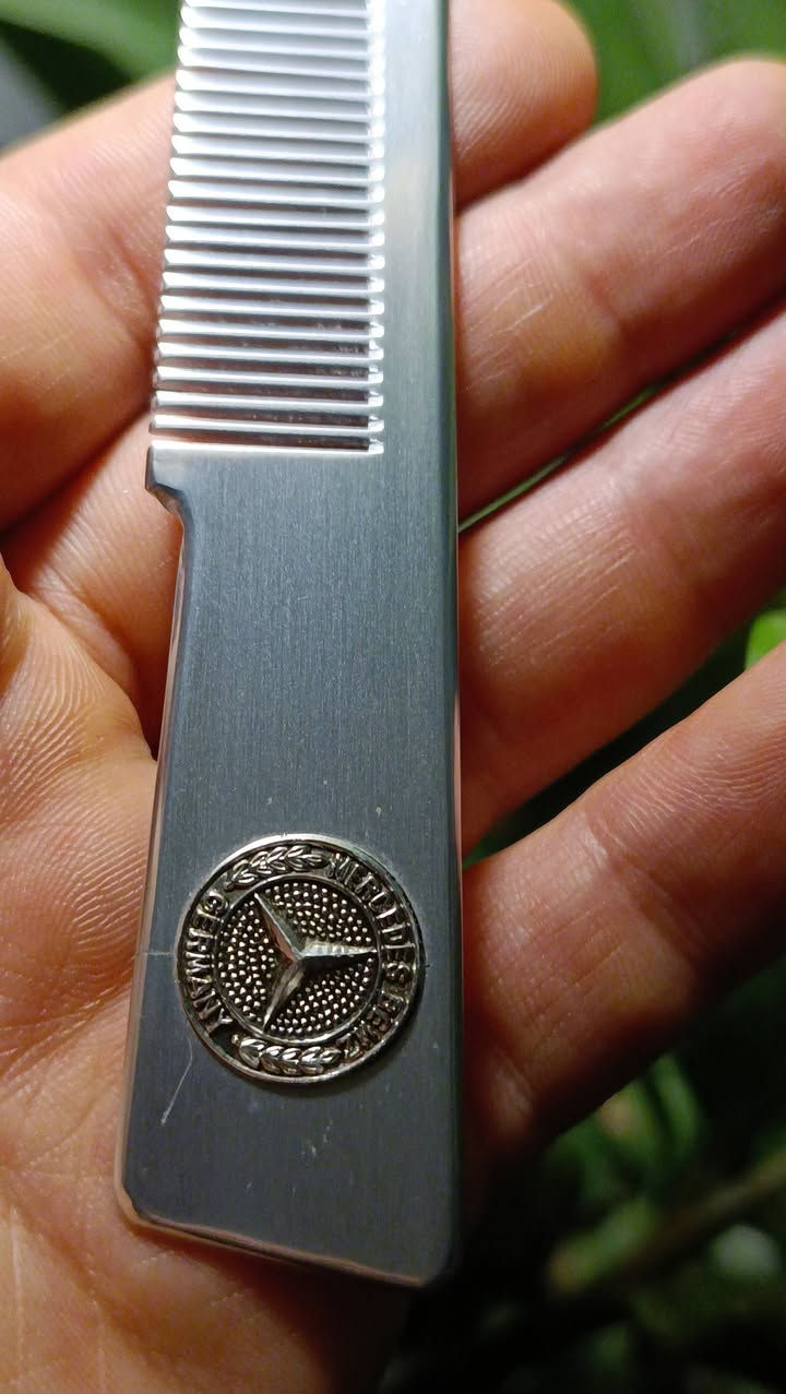 للبيع | قطعة نادرة لهواة مرسيدس الكلاسيكية***********
مشط Gillette Hand Made الأصلي بشعار Mercedes-Benz مع الجراب الأصلي.
قطعة مميزة لهواة جمع تذكارات مرسيدس، مصنوعة بجودة عالية من المعدن، وتحمل شعار Mercedes-Benz المثبت مع جرابها الأصلي. ليست مشطًا عاديًا، بل قطعة تذكارية قديمة مناسبة للعرض والاقتناء.
المواصفات:
✅ Gillette Hand Made.
✅ شعار Mercedes-Benz المعدني.
✅ الجراب الأصلي موجود.
✅ حالة جيدة جدًا كما موضح بالصور.
✅ مناسبة لهواة جمع مقتنيات مرسيدس والتحف.
