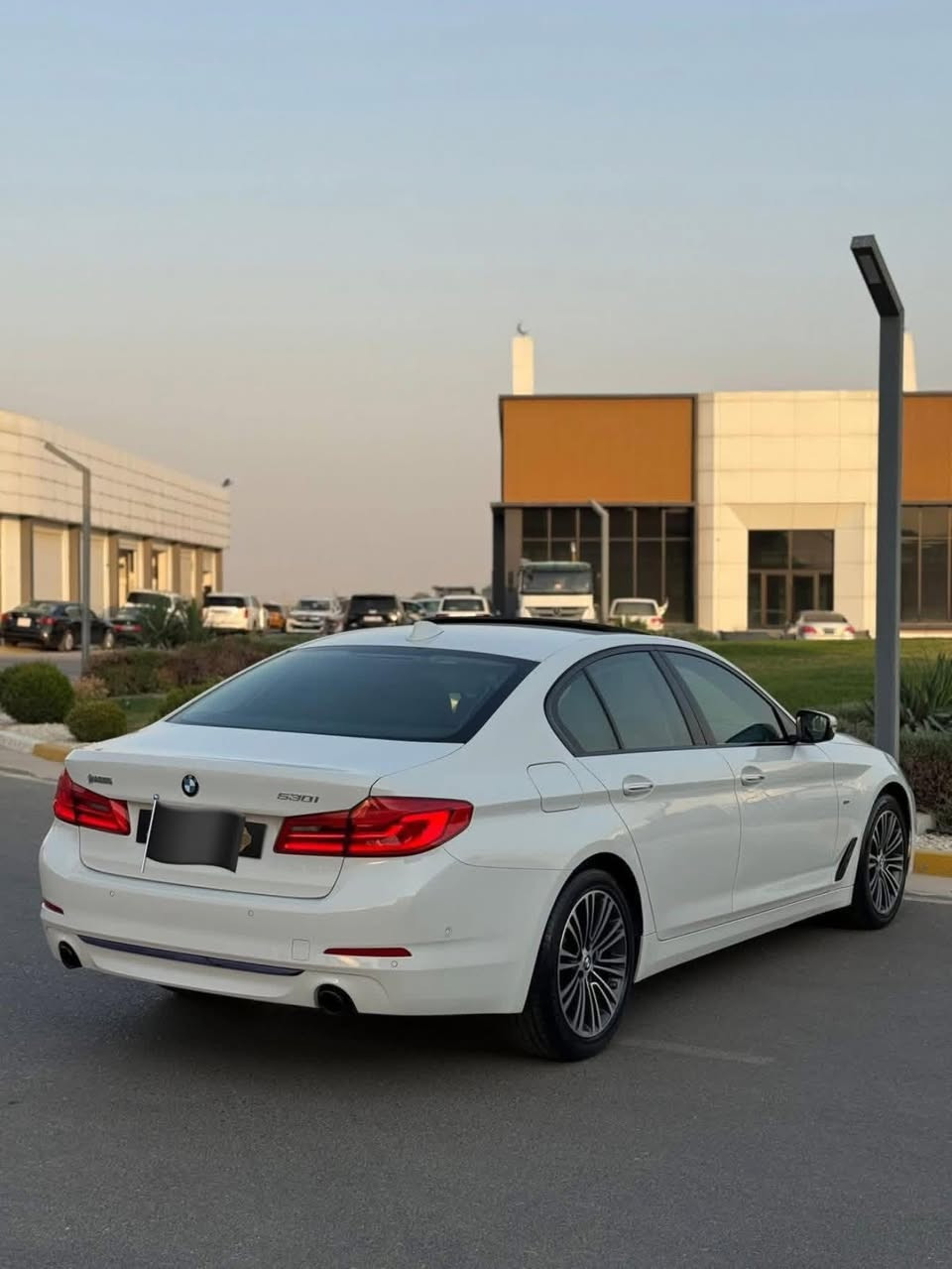 سلام عليكم 
ماشاءالله اول شيء 
للبيع فقط اخوان 
BMW 530i خليجي شركة العروش 
(SPORT LINE) 
موديل :٢٠١٨ 
مكينة (twin turbo) ٤ سلندر اقتصادية اعتمادية و صاروخ بنفس الوقت 
مواصفات السيارة : سبورت لاين 
لايتات BMW ADAPTIVE متحرك 
حساسات امامي و خلفي و جانبي 
مع خاصية ركن ذاتي AUTO PARK 
3 مود القيدة 
ECO 
COMFURT 
SPORT 
كاميرة خلفية  
شاشة وسطية كبيرة مع كيج دجتال 
مناخين للتبريد 
٥ بردات 
بعد مواصفات هواية السيارة ما بيها عيب سوينا سيرفس زهن الكير مبدل دهن المكينة ماشية ١٢٧ الف كيلومتر حقيقي 
فقط بيها كد شبر و نص كارت بالجاملغ خلفي 
سعر سيارة ٢٧٥ ورقة و بيها مجال شوية 
 ◦ 0772 282 8928
