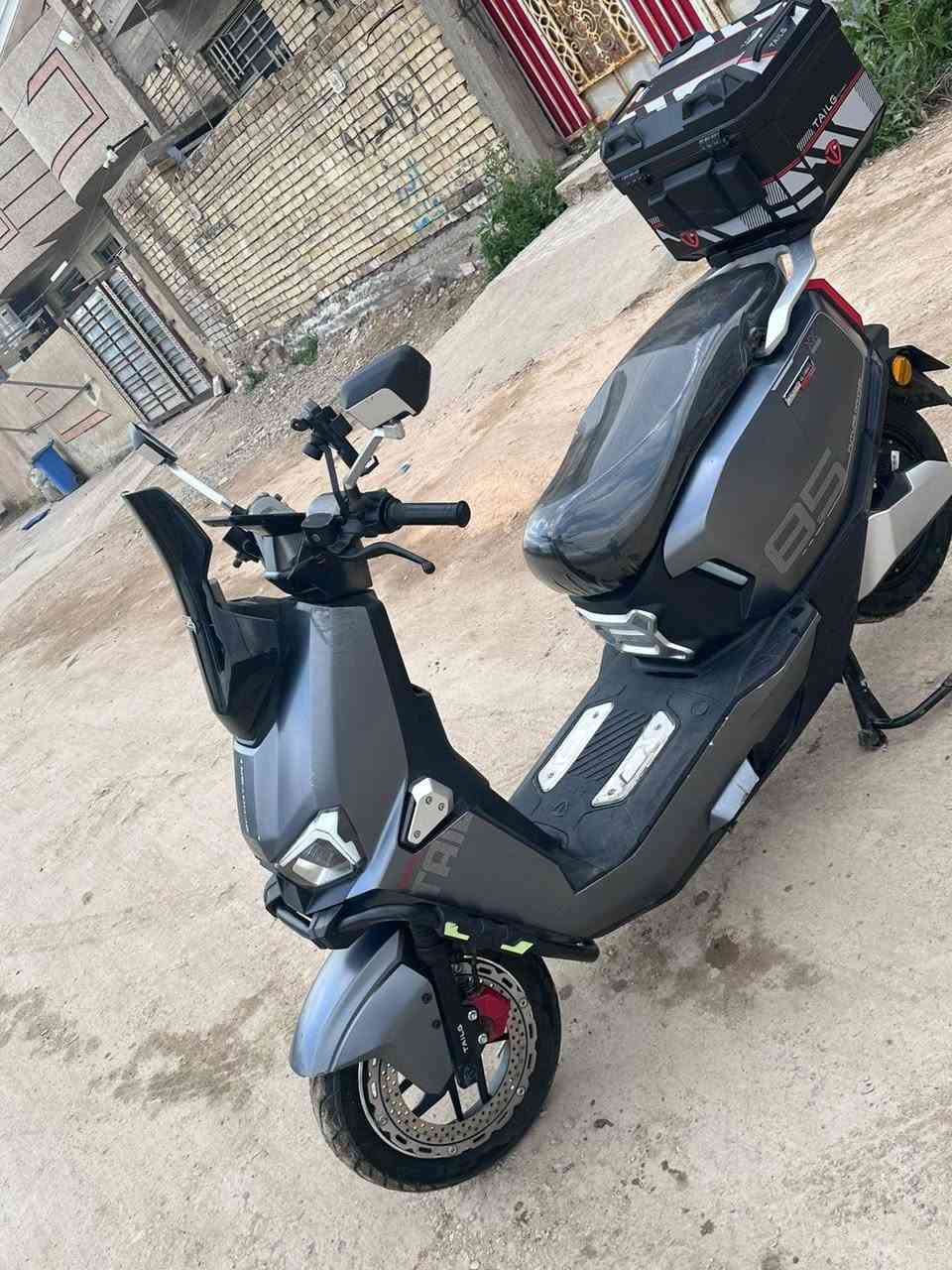 سلام عليكم ورحمه الله وبركاتو 
دراجه للبيع شحن الصاعقه تايلج  
ملف 2000 عدد البطاريات 6”
عدد التحويلات 3 
تقطع مسافه 70 k
 السعر 900 وبيه مجال بسيط جدا مكاني بغداد الزعفرانيه ***********
