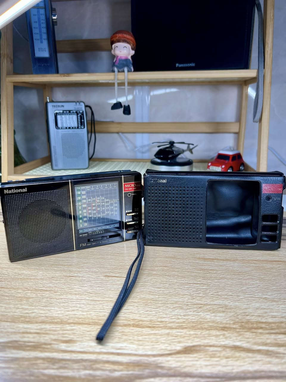 بعد اذن الآدمن
بهذا الراديو كان الليل أطول و الصوت أصدق و كانت الأغنية تدخل البيت بدون استئذان
ان بعض الأشياء تنسمع بالقلب قبل الأذن
راديو ناشيونال ياباني الصنع ١٩٧٠
يعمل على بطاريات قلم عدد ٢ او محولة خارجية ٣ فولت غير مرفقة معه
٩ موجات Fm-Mw-Sw(1-7)
حافظة جلد اصلية 
للحجز مراسلة الصفحة او مراسلة واتساب على الرقم ***********
#الجميع
#راديوات_انتيكة
#راديو_قديم
#راديو_نادر
#تحف_وانتيكات
#انتيكات
‏#VintageRadio
‏#AntiqueRadio
#هواة_التحف
#بيع_وشراء
#العراق
