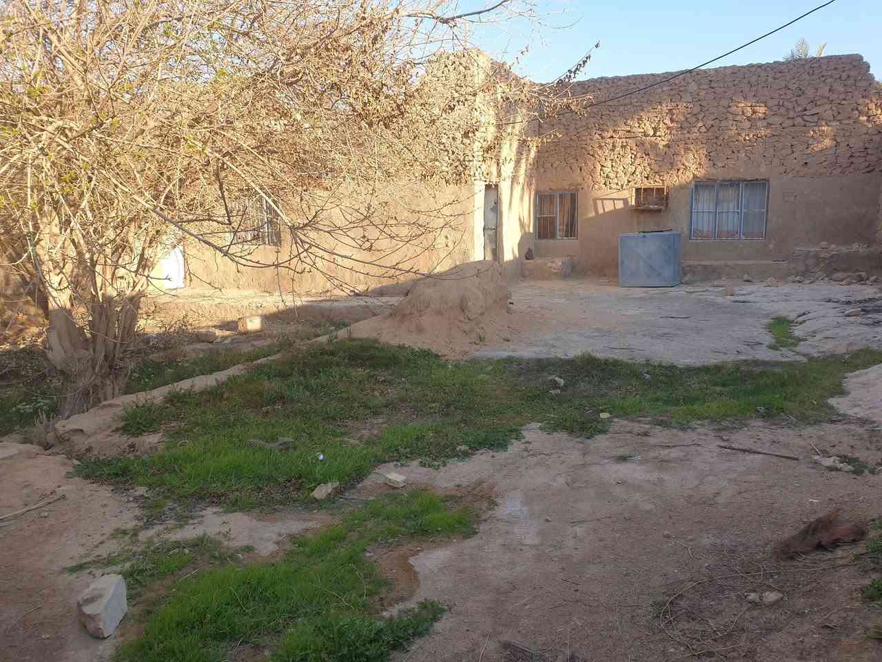 للبيع دار رقم مسجل في بلدية حقلانية 
 المساحة 
_______
425 متر مربع+ 175 فضلة المجموع 600 متر مربع

المواصفات
________
الواجهة ٢٤ م  ونزال ٢٥ م
الدار بناء  قديم شيلمان واصل كهرباء وماء 
وكما موضح في الصور

الموقع 
______
حقلانية بالقرب من  التانكي قرب مسجد المرتضى 

ملاحظة
_______
البيع بالنقد فقط
للاستفسار يرجى الاتصال على الأرقام التالية ***********
***********
مكتب عقارات الصفا
الانبار حديثة الحي العسكري قرب منفذ النواعير
