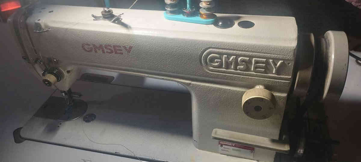 السلام عليكم مكينه خياطه جمسي للبيع المكان السماوه ***********
