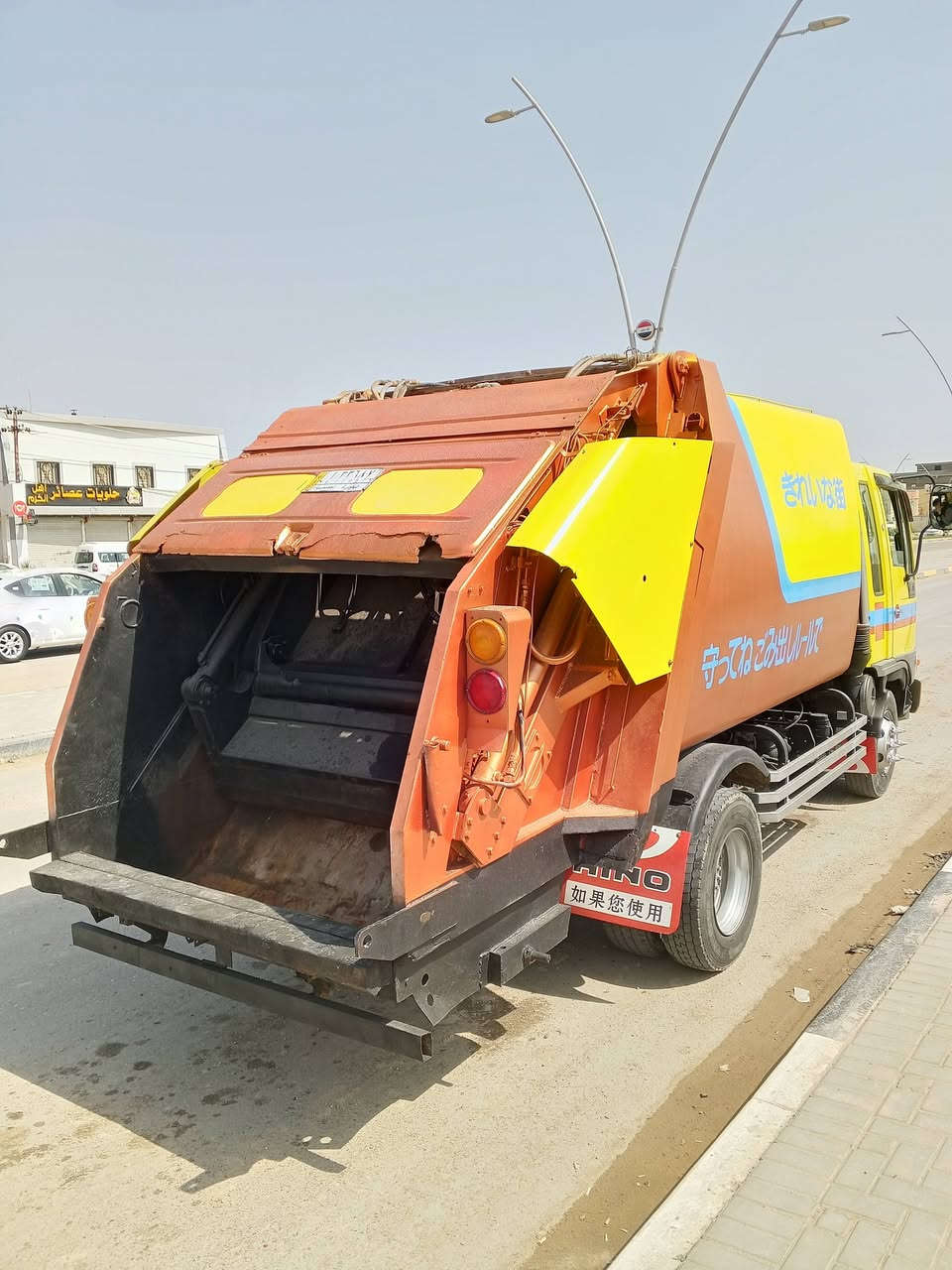 كابسه  نفايات البيع مكينه 6 عادي موديل 2016 رقم بصره كبسه 8/5  مكان بصره سياره  جاهزه العمل ***********
