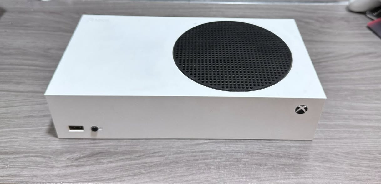 السلام عليكم 
سيريس اس 512gb
جهاز مامفتوح ونظيف بمعنى الكلمة تفحص وين ميعجبك 
كامل ملحقاته متوفره 
فقط الجويستك بيها درفت الكير الايسر 

السعر 375الف 
***********
مكاني نجف - كوفة
