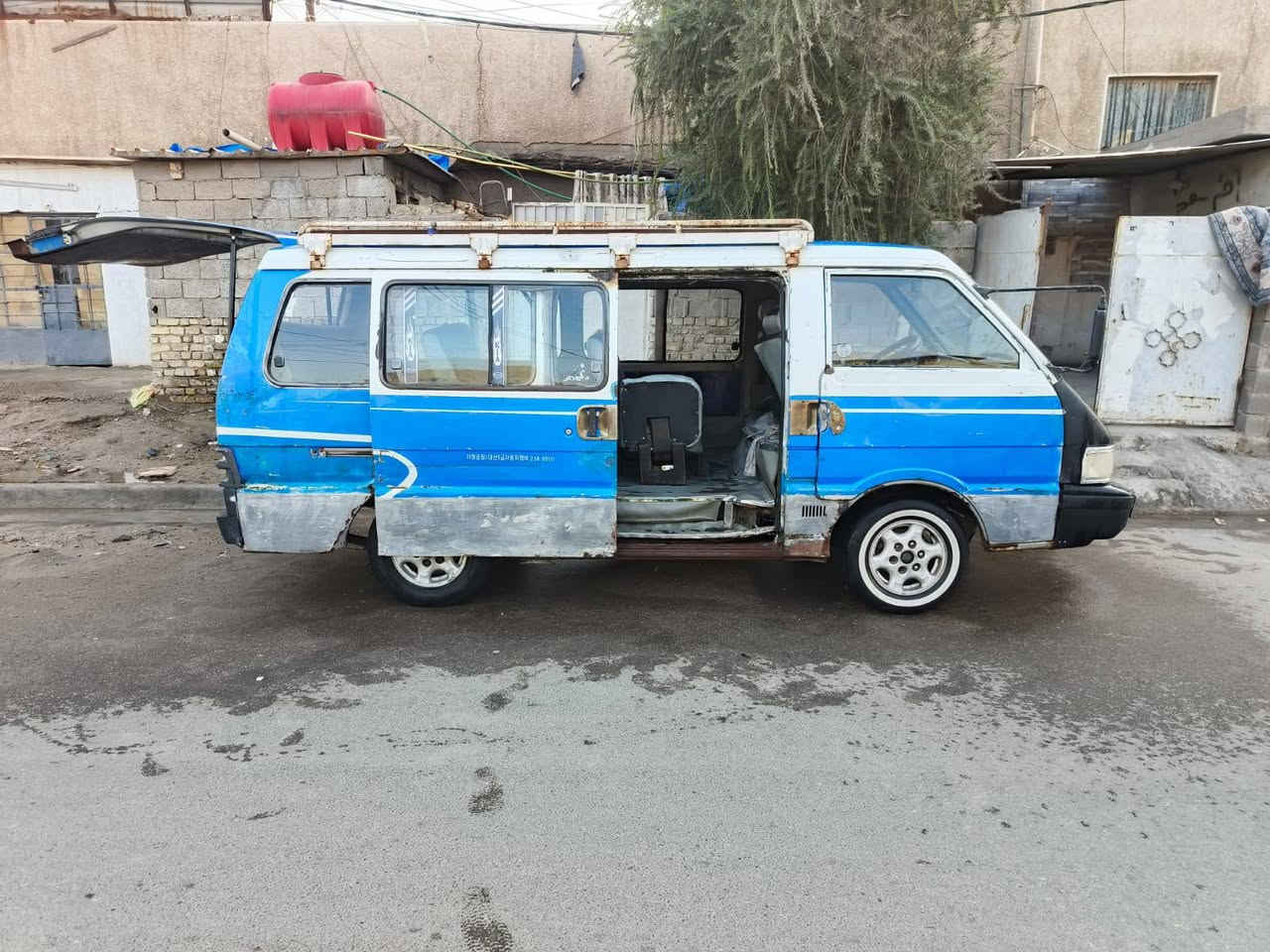 السلام عليكم 
كيا بسته موديل 93 رقم ديالى إنكليزي باسمي تحويل تريد وكاله سنويه نهايه 30 
مكاني الشعب تلفون 
***********
السعر 27 وبيها مجال 
سياره بلادية ما مسمكره ابد بيها كم قطعه خياس
