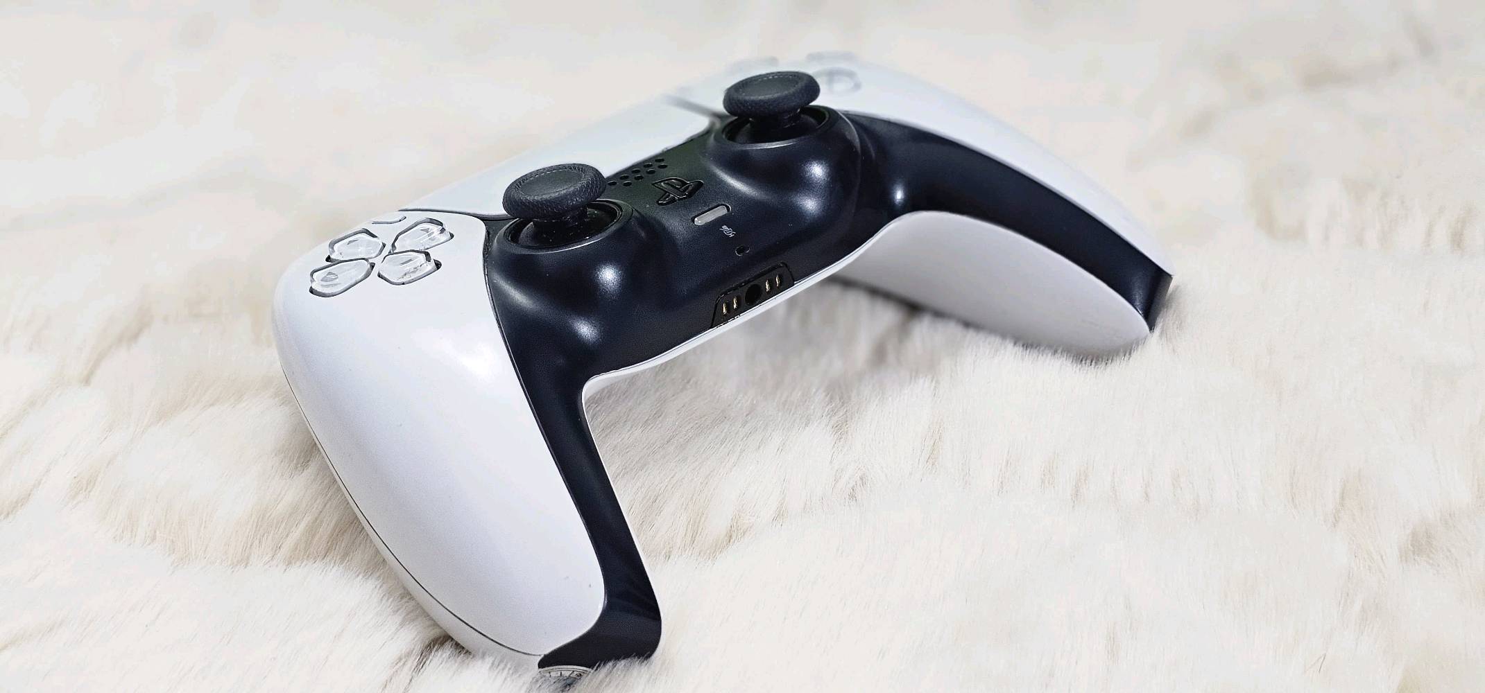 جوستك بلي 5 الاصلي استعمال قليل جدا ، مع كارتونه 
ps5 controller used like new.