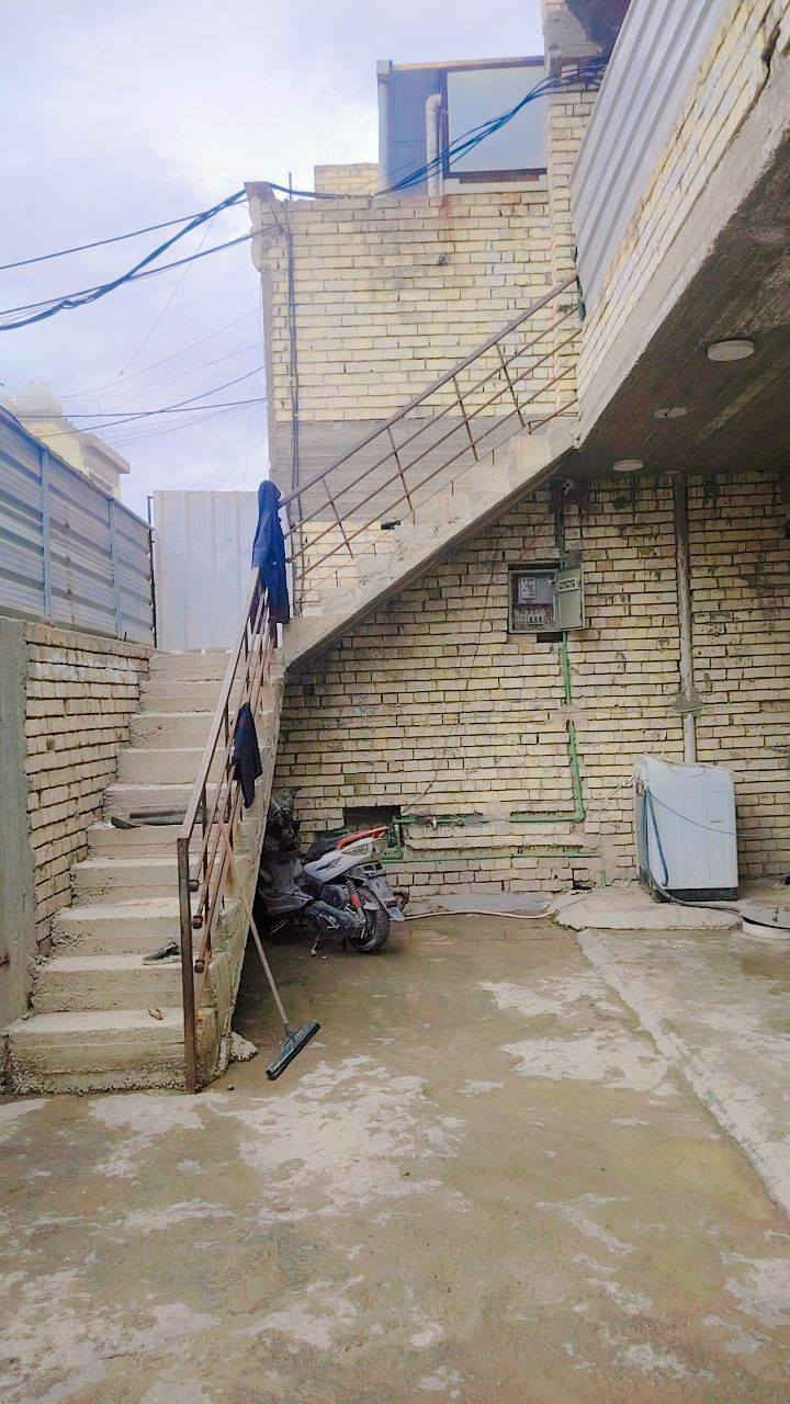 السلام عليكم بيت مساحه ٢٠٠ متر السده شارع ١٥ بيت غلام بيت بناء جديد طابقين  الجوه معزول عن الفوك الجوه طرمه جبيره استقبال ومطبخ وصاله جبيره وغرفتين نوم وترك عدد ثنين وخدمات والفوك مشتملين كل ١٠٠ متر وحده كل مشتمل بي غرفتين ومساحه درج وبيتونه ٥ ×٥وسطحين البيت نضيف نقصه كاشي وشتايكر وشغلات بسيطه الاتصال على هذا الرقم   ***********
