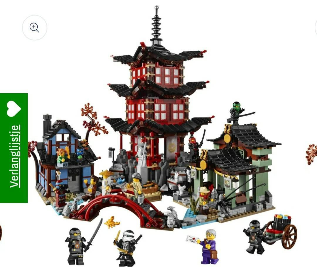 ليكو كوبي يجنن كبس الي يريده خاص وتفاصيل اسفل صورة
 الطقم المميز الذي يظهر في الصورة هو **LEGO Ninjago "Temple of Airjitzu"** (معبد الأيرجيتزو)، ويحمل الرقم المرجعي **70751**.
يعتبر هذا الطقم من أكثر مجموعات ليغو نينجاغو شهرة وتفصيلاً، حيث تم تصميمه كتحفة فنية تحاكي العمارة الآسيوية التقليدية.
### تفاصيل المجموعة
 * **عدد القطع:** 2,028 قطعة تقريباً.
 * **المجسمات الصغيرة (Minifigures):** يأتي الطقم مع 12 شخصية مميزة، تشمل نينجا النينجاغو الرئيسيين (كاي، لويد، جاي، زين، كول، نيا)، بالإضافة إلى شخصية "وو" (Sensei Wu)، وميسكو، وداريت، وغيرهم من شخصيات القرويين والأعداء.
 * **المميزات التصميمية:**
   * **المعبد الرئيسي:** يتكون من عدة طوابق بتفاصيل دقيقة، ويشمل قاعة اجتماعات وغرفاً للمخطوطات، مع ميزات ميكانيكية لفتح الأبواب.
   * **السوق والمباني الجانبية:** يحتوي على سوق صغير، ومسرح للدمى المتحركة، وجسر مقوس أحمر، وتفاصيل طبيعية مثل الأشجار اليابانية.
   * **الإكسسوارات:** يتضمن الطقم عربة خشبية، أسلحة نينجا متنوعة، وديكورات داخلية دقيقة تعكس أجواء عالم النينجاغو.
### صور إضافية وتفاصيل
بما أنني نموذج ذكاء اصطناعي، يمكنني وصف جوانب أخرى للمجموعة لتتخيلها بشكل أفضل:
> **نصيحة للبناء:** هذا الطقم يعتبر من المجموعات "الكبيرة" (Display Sets)، وهو مناسب جداً للعرض كقطعة ديكور بجانب كونه لعبة. البناء يعتمد على تقنيات معمارية ذكية لاستغلال المساحات داخل المعبد.
> 
 * **من الداخل:** إذا قمت بفتح المعبد، ستجد تفاصيل دقيقة مثل الشموع، المخطوطات القديمة، وأماكن مخصصة لتدريب النينجا.
 * **النمط العام:** يتميز بألوانه الغنية (الأحمر والأسود بشكل أساسي) مع لمسات من الأخضر والبيج لتعطيه مظهراً واقعياً وتاريخيا


**إذا كنت صاحب هذا الإعلان وتريد حذفه لأي سبب، رجاءا أرسل رسالة إلى الدعم الفني**