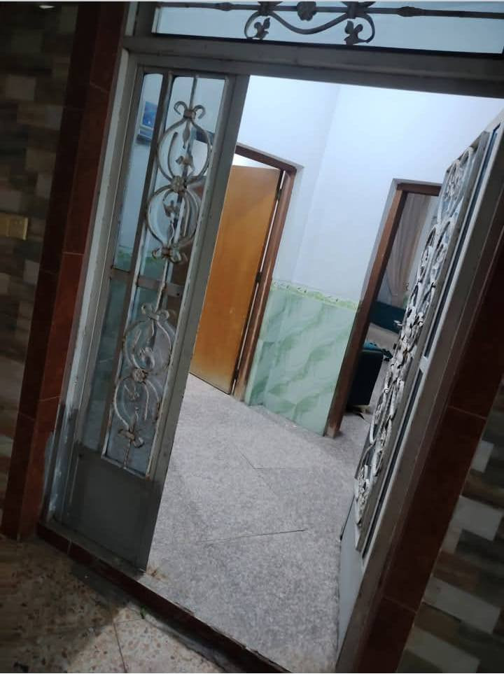 بيت  للبيع  في الدبله ناحية الابراهميه) محافضه بابل
مسحاة البيت الكليه 850 متر   مع قطعت ارض كما موضحه في التصوير  
يبعد عن الشارع العام 50متر 
يوجد فيه 4 غرف نوم 
2في الطابق الارضي 2في الطابق الثاني  
مجمع صحيات خارج البيت  
ومجمع صحيات داخل البيت  
يوجد مخزن كما موضحح في الصور 
 المطبخ 5في4.  الهول 8في 4 صالة طعام 4في 5 
المضيف 8في 4   
الغرفه الولى 5في 4 الغرفه الثانيه 4×4  الهول الطباق الثاني 8×4
الغرفه الثالثه 4×4
والرابعه 5×4
ترك   حوالي البيت

للاستفسار  ***********

          0787070570
 الموقع  الحله  الدبله ناحية الابراهميه   مقابيل حسينية شيخ سالم ماقبل طريق يا. حسين
