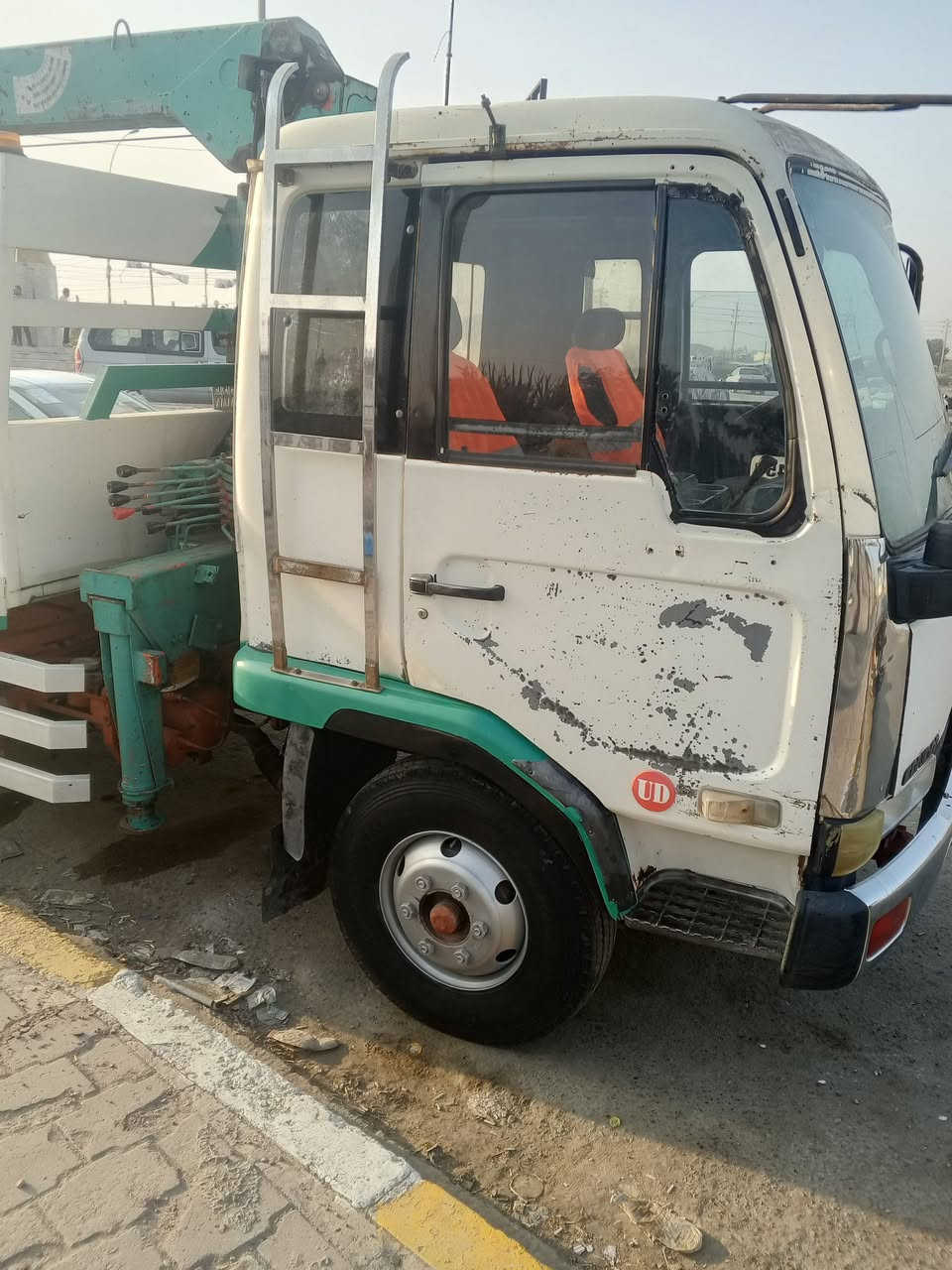 السلام عليكم نيسان للبيع كريم سطحه موديل 94 محرك فوصه 16 عادي سطحيه  ثلاثه جكات الكرين يونك 330 شاصي نفخ سنويه كرين لحد 28 باسمي غير متواجد على الفيس اتصال ***********
