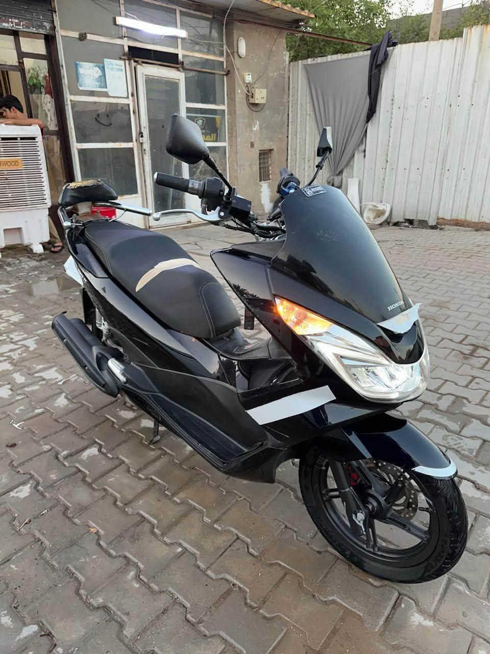السلام عليكم 
إخوان دراجة PCX الجيل الثاني محرك 125 ياباني الدراجة مكفوله كفالة عامه مكان بغداد مدينة الصدر السعر 14  ***********

