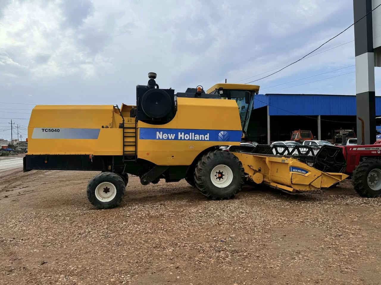 حاصده نيوهولند موديل ٢٠١٥ قايش رقم واسط مشتغله ١٧٠٠ مكفوله من اللحيم والكسر للاستفسار الاتصال ع الرقم ***********
