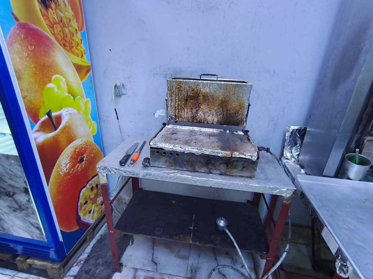 غراض مطعم للبيع 
1.شوايه كص 7 عيون. 150الف
2. غلايه سعرها 100الف
3.اكريل بركر سعره 100الف
4.ميز كاشير سعره 100الف
5. عارض عاموديه سعرها 300الف
6 مجمده سعرها 300 الف
مكاني بغداد المحموديه اللطيفية 
***********متواجد واتساب واتصال
