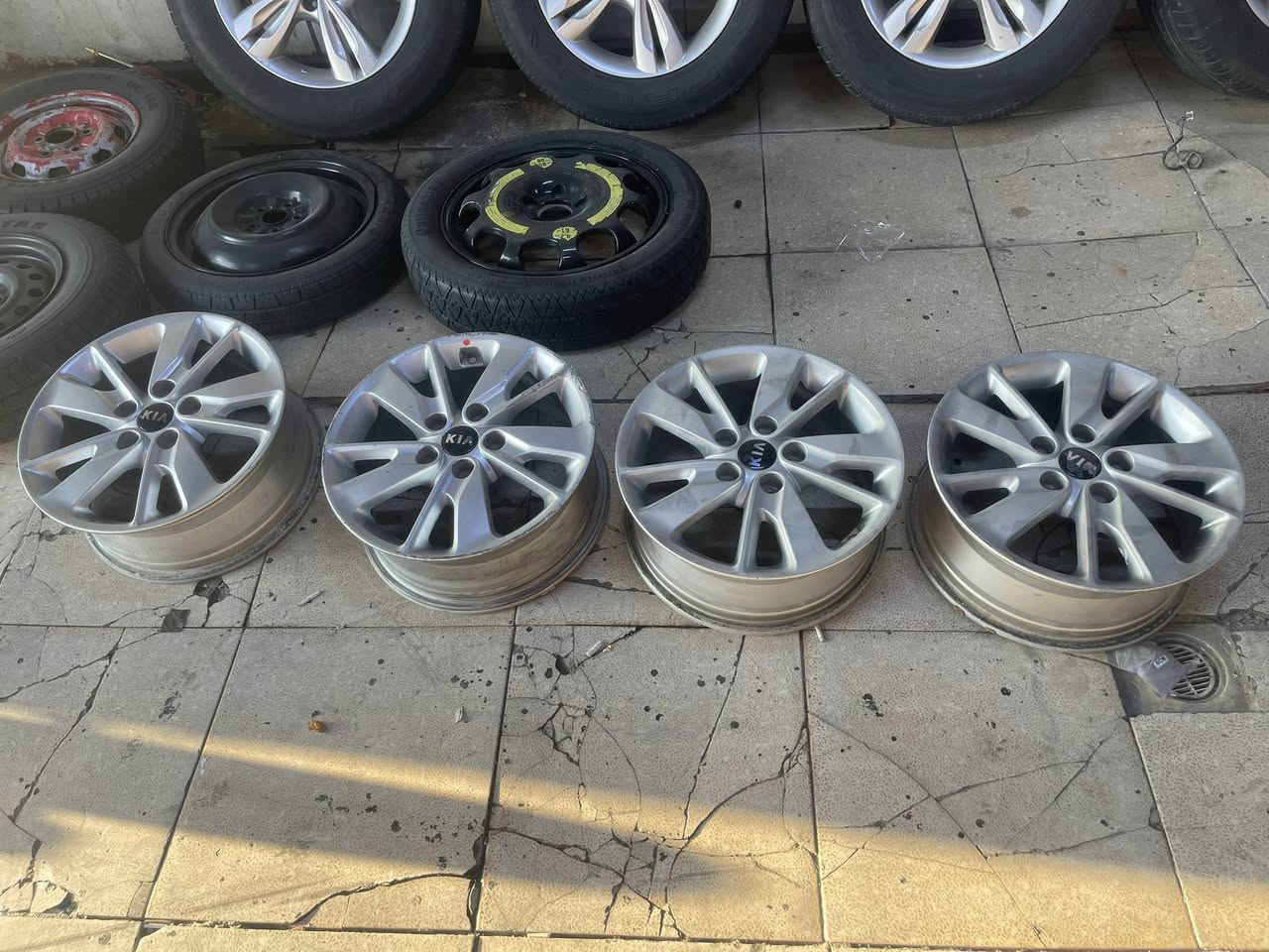 سلام عليكم شباب 
 الاسعار  بلاش 
وياله وتايرات للبيع 
بيهن تخم رياضي 
وتخم مال توكسات
وتخم مال اوبتيما
والباقي حديد 
وسبيرات اكو 
وتايرات كلهن مال حاويه ماعدا الويل مال اوبتيما
تريدهن شلع تريد قطع 
مكاني كربلاء توصيل ماعدي تعال شوف بعينك وقتنع وخذ 
***********
الوياله التخم 250 بدون عمله 
والتايرات الزوج 25 
الوياله الحديد على 10 
واسف ع الاطاله
