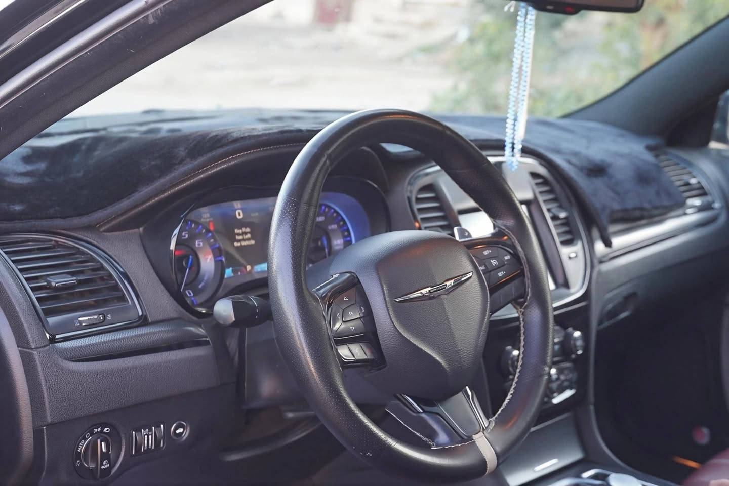 كرايسلر 300s كلين تايتل كندي
موديل 2015
الفئه S 
عداد 81 مايل 
الوحه دهوك بسمي سنويه ل2030 هزه جديده 
بانو راما 
رادار جانبي 
نقاط عمياء هيتر مرايا جانبيه 
حساس أمامي خلفي 
كاميرى 
اشاير مرايه 
شفتات استيرن
تدفئه تبريد كشنات
دمام خلفي 
حداديه وكالة تخم تاير جديد 
السعر 240 وبيها مجال بسيط 
متواجد واتساب ***********
