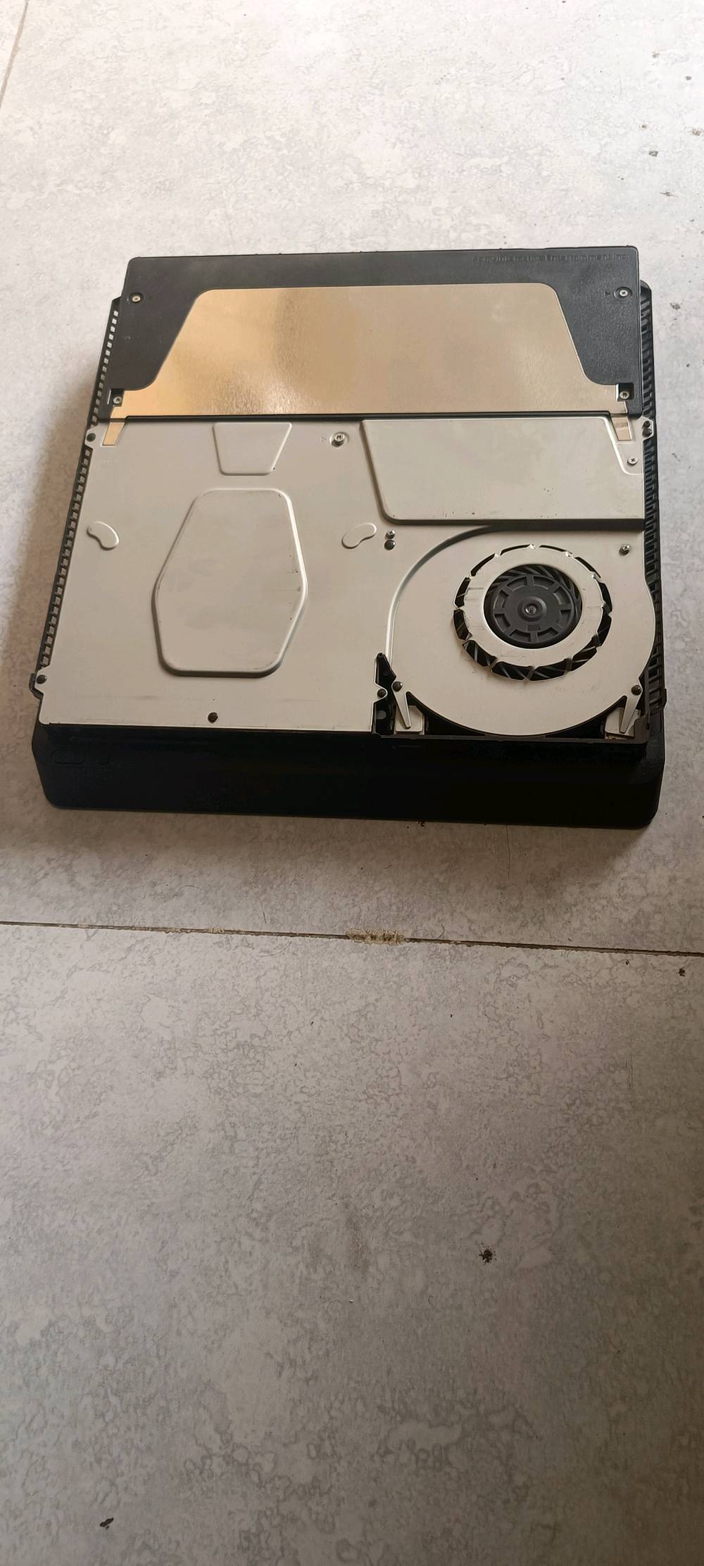 بلي 4 سلم 

مساحة الخزن نص تيرا

مع يده عدد 1

الجهاز مابي اي عطل أو تلف ما مفتوح مستخدم قليل 

سعره ب 200 الف

العنوان بصرة