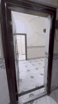 شقة للأيجار على شارع اربعين قرب مرطبات دريم 
تحتوي على غرفتين وصالة ومطبخ وصحيات 
سعر الايجار 300 الف 
للأستفسار *********** اتصل
