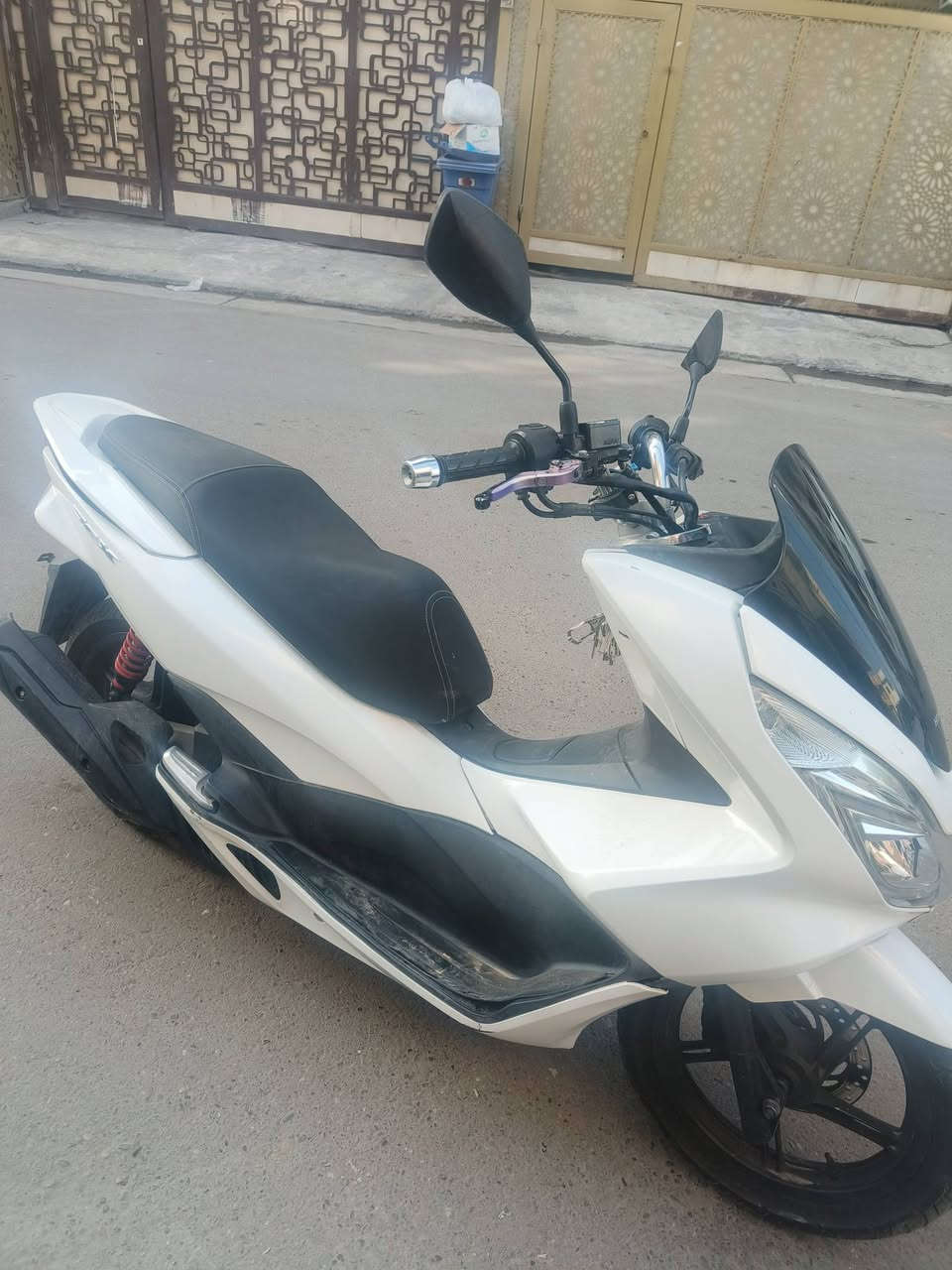 دراجة pcx جيل ثاني مكفولة كلجات ومكينة وكفرات نظيفة جدا بس كسر بسيط بالكفر
مكاني الاعظمية 
***********
السعر 15 ورقة وبيها مجال
