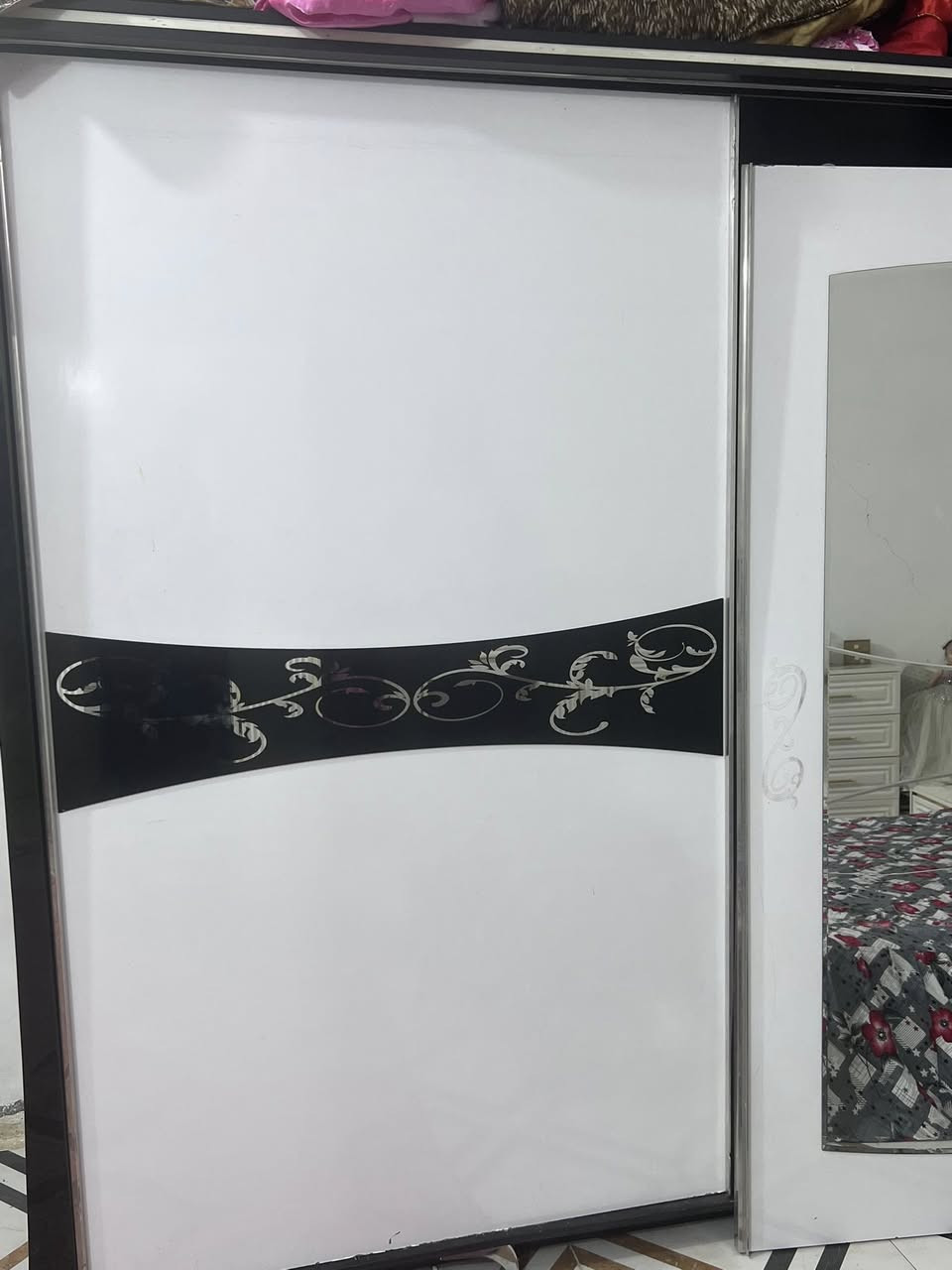 السلام عليكم عندي هاي الغرفه للبيع
بس بدون جربايه للبيع مابيها ضرر قوي بس الي موضح بالصورة السجه مال كنتور واكعه وموجودة تنشد السعر ١٠٠ وبي مجال


**إذا كنت صاحب هذا الإعلان وتريد حذفه لأي سبب، رجاءا أرسل رسالة إلى الدعم الفني**