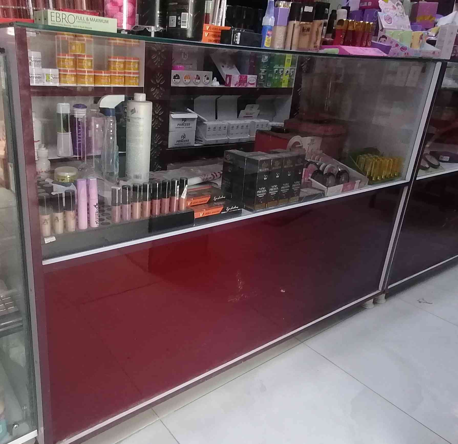 السلام عليكم
متوفر عارضه ذهب للبيع ميز عرض زجاج شيش عطور العنوان نجف *********** وتساب
