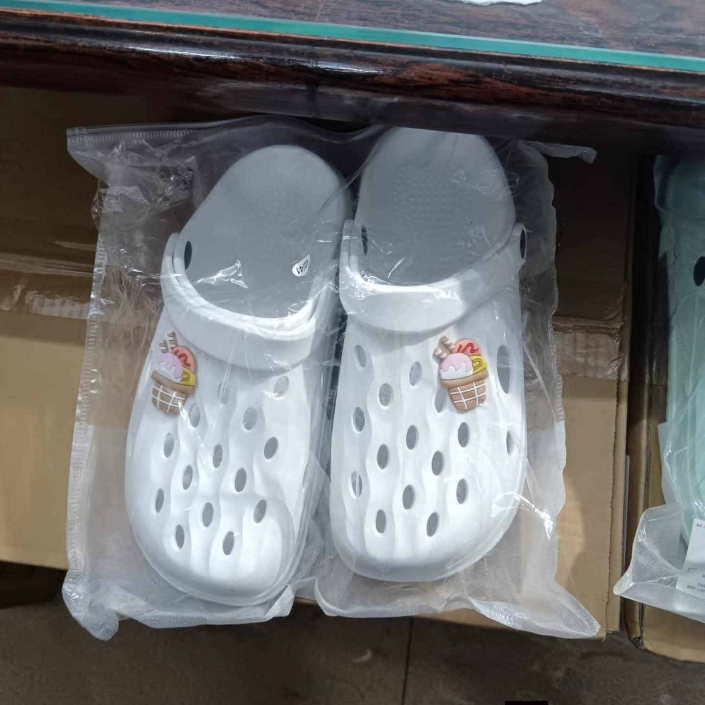 رجعنه وياكم بالموديلات الجميله والمرغوبه
ملابس مطاعم، قمصان مطاعم، 
توفر من جديد قمصان مطعم

قميص قماش قطني ميه بالميه قطن
قياساات 
S/m/L/xl/xxl/3xl
 القميص ردن ونص ردن
متوفر مريله، وطاقيه، وتيشرات، وتطريز، وزره، ✌️

متوفر سكراب قطعتين للعمال
 
في حال اخذتو سيت كامل عليه تخفيض 🩵

متوفر تطريز

متوفر سليبر  طبي رجالي 

للحجز مراسله واتساب ***********
توصيل بغداد 5
محافظات 5
