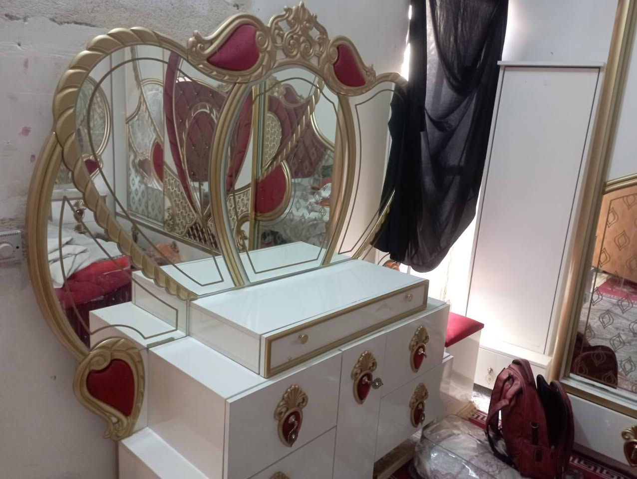 السلام عليكم .. غرفه تركيه للبيع الثكيله النوعيه الزينه ..***********
