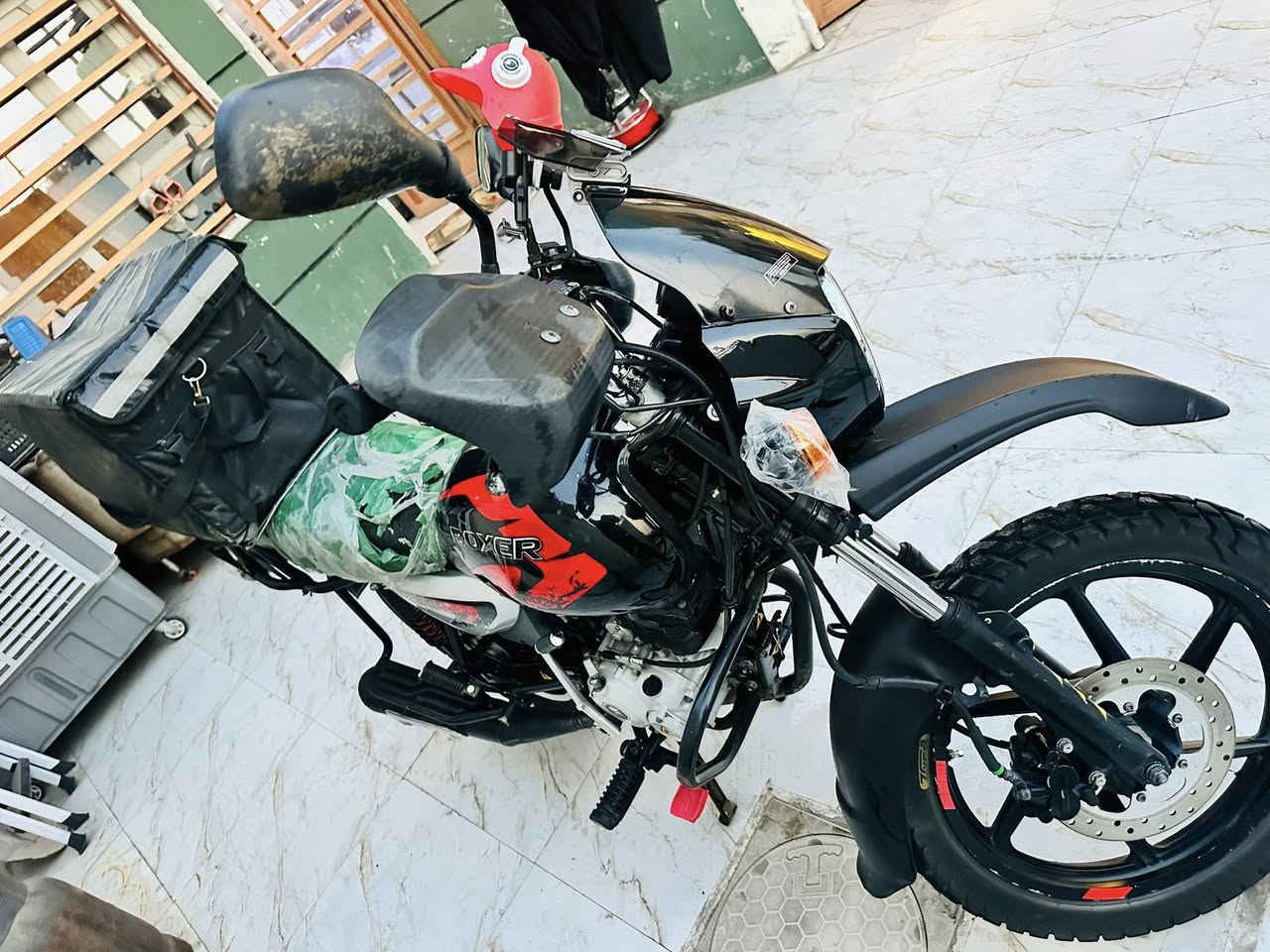 سلام عليكم للبيع بوكسر موديل 23الدراجه جديده ونظيفه بس جانت متروكه الدراجه صارهواي مامشتغل بيهه دلفري مال بيت الدراجه بيهه خيط بخار من وره لاستيك ولف يابس يتبدل 25الف الدراجه حلوه مامتعوبه لا حادث والتبديل شي مكفوله من كلشي 
الدراجه مرقمه تحويل ثاني يوم شرط التحويل 
***********
***********
مكاني بلديات السعر 2400وبيهه مجال حك الجيه
