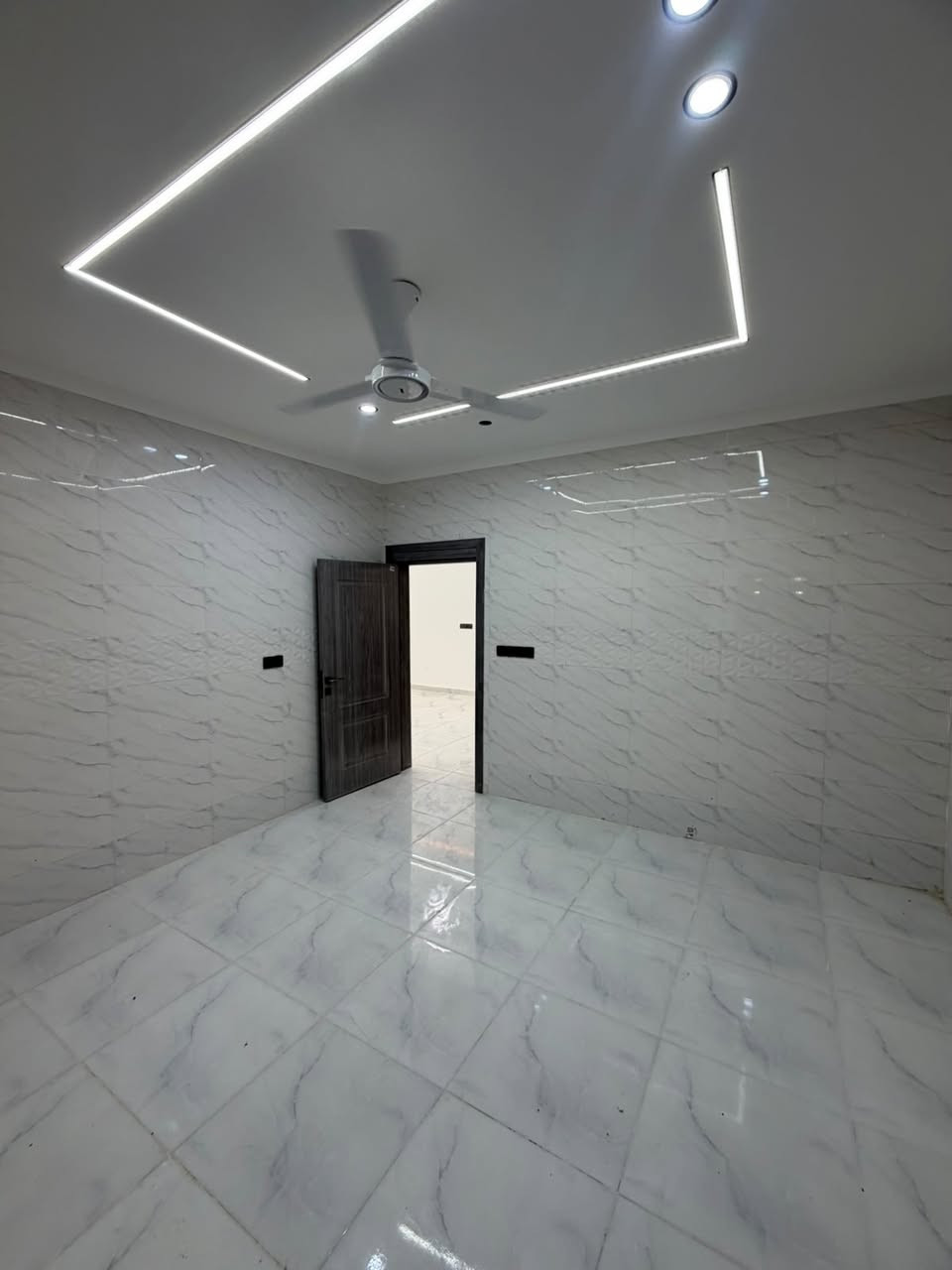 **منزل للبيع في مجمع جنة تكريت السكني** 🌟
**مقدم من مكتب التساهل العقاري**
### 📍 تفاصيل العقار:
 * **الموقع:** تكريت - مجمع جنة تكريت السكني.
 * **المساحة:** 200 متر مربع.
 * **السعر:** 115 مليون دينار عراقي.
### 📞 للاستفسار والتواصل:
لمزيد من التفاصيل أو لترتيب موعد لمشاهدة العقار، يرجى الاتصال بنا:
 * **رقم الهاتف:** ***********
  خيارك الأمثل للعثور على منزل أحلامك في تكريت.
