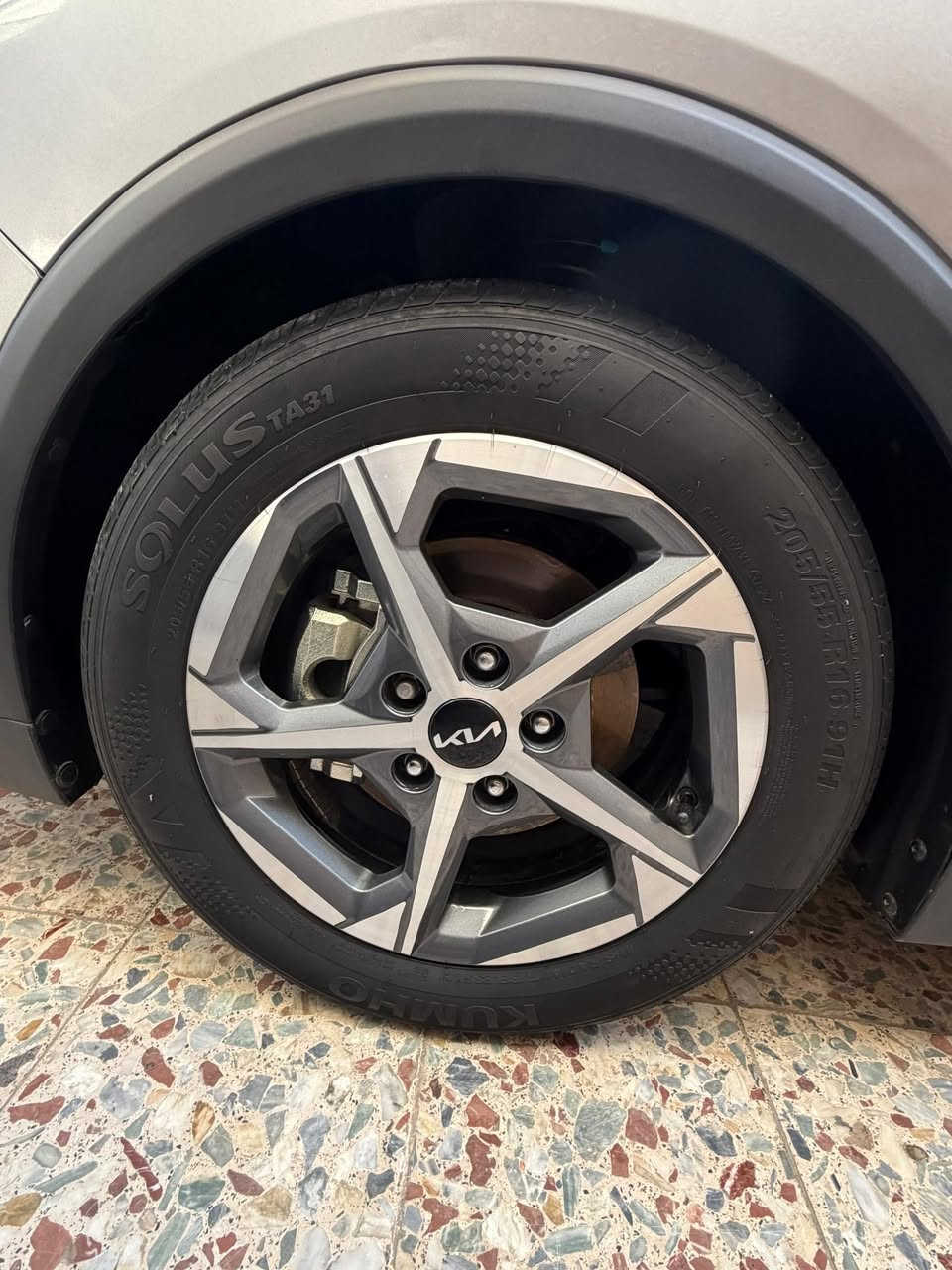 السلام عليكم 
كي فور 2025
وارد امريكي
Kia k4
فول موصفات عدا فتحة واشاير بالمري 
.تشغيل عن بعد 
.اشارة ترحيب 
.فتح الصندوق عند الاقتراب 
.اوتو هولد
.سايد بريك كهربائي
.رادار جانبي وامامي 
.مازدات led لد ثلاث عدسات
.قيادة ذاتية 
.تحديد مسار
.شاشة متصلة 
.اضوية داخلية لمس
.تحكم كامل عن طريق الشاشة 
. دشبول بيانو 
مكينه 2000 دوش 

الحادث موضح بالصور 
تبديل بنيد فقط تفصيخ اصلي
بدون دواخل لغد وشاصي كفااله 
ايرباك دركه فقط  
 .
السعر :$173 بيه مجال بسيط 
بغداد الامين الثانيه 
***********
