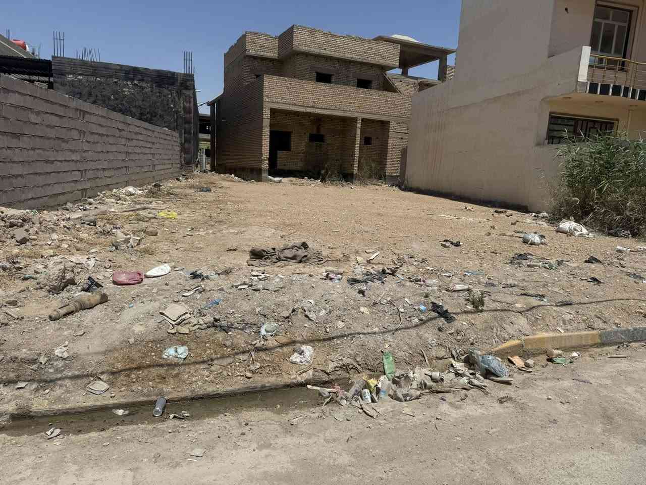 قطعة طابو صرف في شارع 20 
بجانب بنت ( سعد سهول ) 
خلف مجمع ( بولو ) 
مساحة 250 م 
خدمات - ماء - كهرباء 
تحويل ( مباشر ) 
موقع ( مميز جداً للسكن ) 

للاستفسار مراجعة مكتب ( غيدان ) للعقار  
واسط - الزبيدية - مقابيل حي ( الصناعي )  
***********  
*********** محمد سيد غازي
