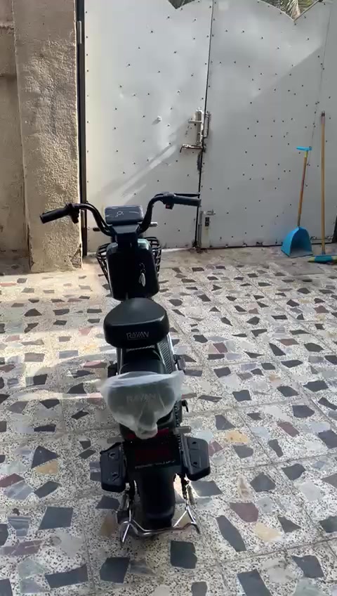 سلام وعليكم دراجه حجم 14للبيع دراجه جديده صارلي شهرين من ماخذه من الوكيل دراجه نضيفه كلش كلشي شغال دراجه تاخذه ما تصرف عليه السعر 300بيه مجال حك جيه الرقم ***********موجود واتساب
