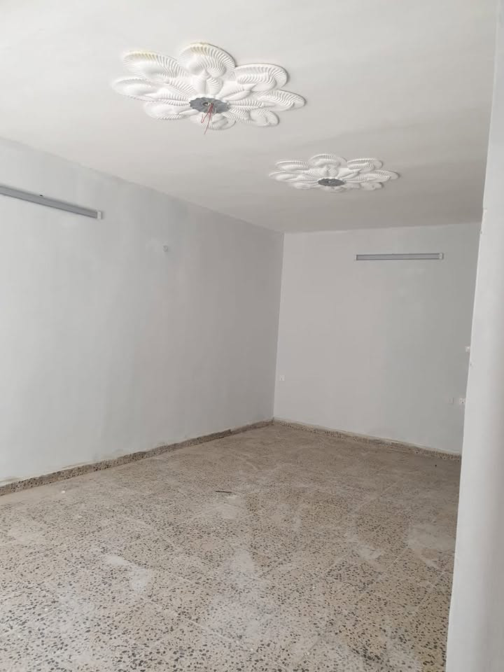 بيت للإيجار في منطقه المنصور حي الأندلس قرب صيدليه ايار المساحه ٢١٠متر  التواصل مع الرقم ***********
