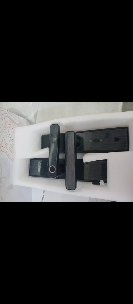 قفل باب ذكي
 طرق وصول متعددة: يمكن فتحه باستخدام لوحة مفاتيح إلكترونية، أو مستشعر بيومتري (مثل بصمة الإصبع)، أو بطاقة وصول، أو عبر تطبيق جوال باستخدام البلوتوث أو الواي فاي. 
أمان معزز: تستخدم هذه الأقفال تقنية متقدمة وتشفيرًا رقميًا لتوفير أمان أفضل مقارنة بالأقفال التقليدية. 
التحكم عن بعد والمراقبة: يمكن للمستخدمين قفل الباب وفتحه عن بعد ومراقبة من يدخل ويخرج من خلال تنبيهات تُرسل إلى الهاتف. 
التكامل مع المنزل الذكي: يمكن اعتبار الأقفال الذكية جزءًا من نظام المنزل الذكي، مما يتيح التشغيل الآلي مثل القفل التلقائي بعد فترة زمنية محددة. 
للاستفسار *********** وبي واتساب
واكو توصيل وين ما تريد لباب بيتك يجيك
