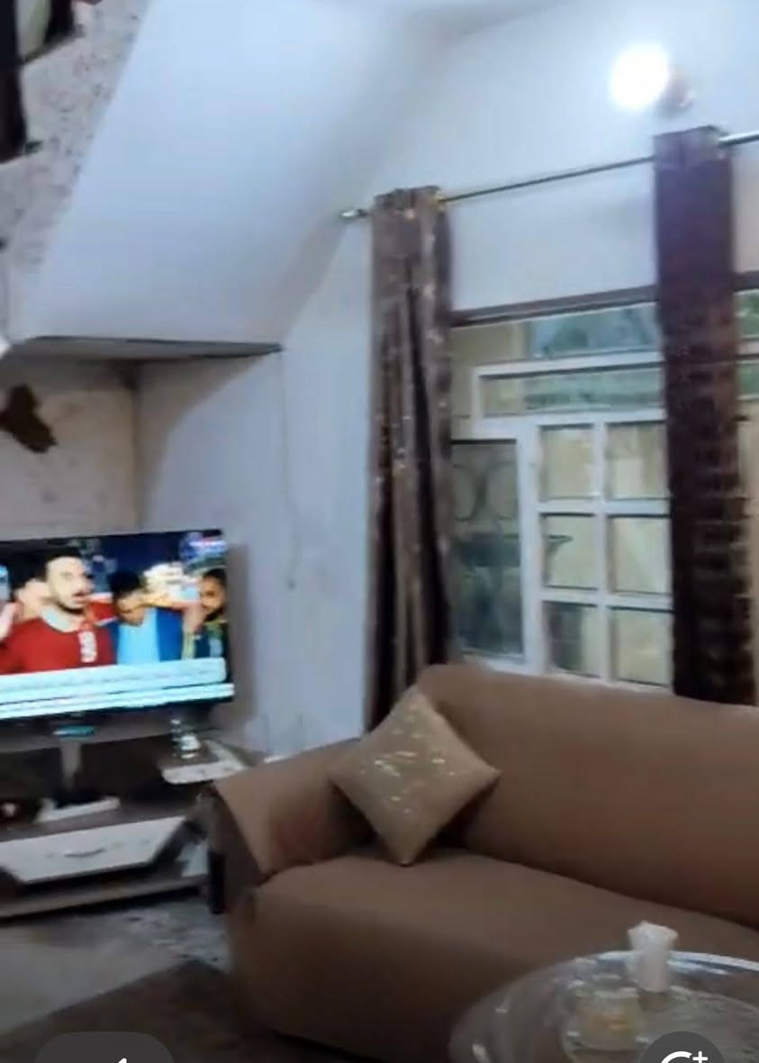 السلام عليكم
بيت للبيع طابوا مساحته 200م طابقين يحتوي على 4غرف نوم 
مع كراج للسياره وحديقه عدد 2
صحيات عدد 2
في ابو غريب منطقه الشهداء 
هاتف للتواصل ***********
