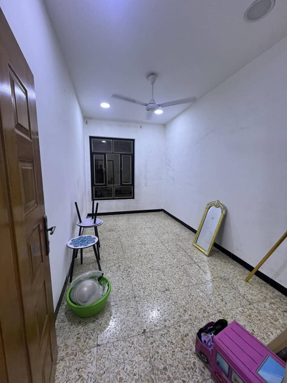 شقة حديثة لليجار 
تحتوي على غرفتين نوم و صالة مطبخ و خدمات 
مجهزة الشقة سبالت و بنكات و ساحبة و سخان و ماطور و تانكي و كيبل سحب 
عنوان الشقة الشعب مجاور سوق 4 الاف 
سعر الايجار قفل 350 

📍عنوان مكتب الفرات للعقار حي اور شارع نادي النفط اخر استدارة قبل فلكة صباح الخياط 
📞 عباس العقابي ***********
