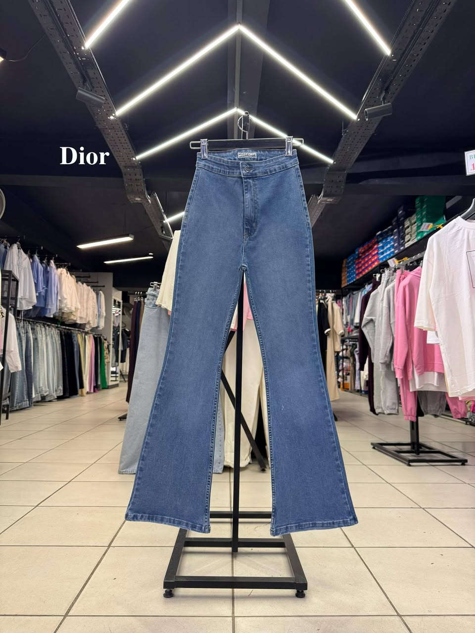 👖⚜️ D I O R ⚜️👖
من لمسة الفخامة من 𝐃𝐢𝐨𝐫

✨ بنطال نسائي جينز – قصة شالستون 

✨ القياسات: من 36 حتى 44 

✨ القماش: صباغ وشرباتي – مريح وثابت اللون

📞 للطلب جملة: 0936509366

#Dior #جينز #بوت_كات #موضة #Syira #Aleppo #Damascus #Lattakia


**إذا كنت صاحب هذا الإعلان وتريد حذفه لأي سبب، رجاءا أرسل رسالة إلى الدعم الفني**