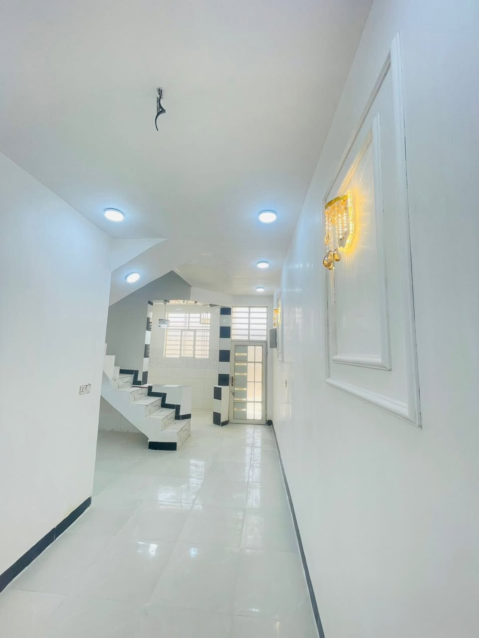 المساحه ٦٠ م طابو زراعي مقابل ملحق قرية الغدير
البيت جديد وجاهز 
بناء حديث// طابوق 🧱// صب // سطح كامل // تناكي ماطور // 
سخان // خلاطات // البيت جاهز 

#ملاحظه البيت قريب لسوك مباشر 

السعر ٢٥ 
***********

***********وتساب
