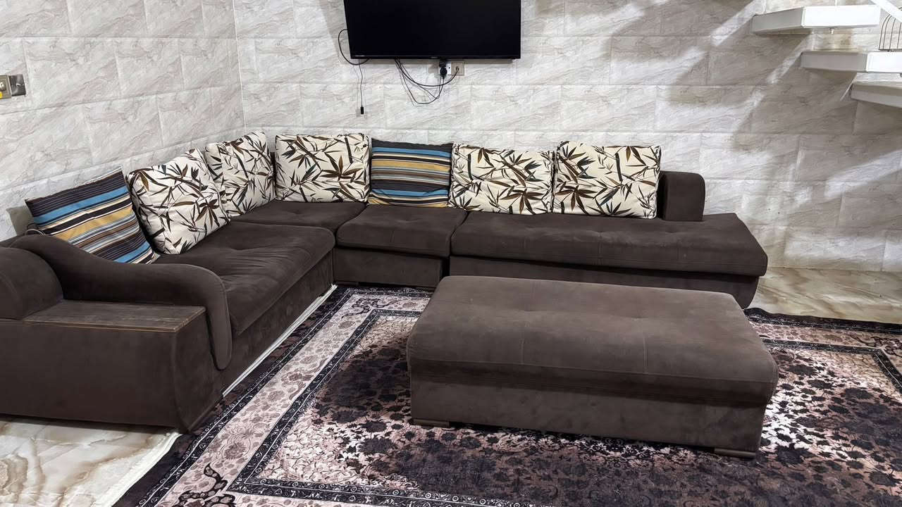 سلام عليكم 
ديوان للبيع نضيف كلش 
5 قطع 
سعره 400 الف 
للاتصال ***********
