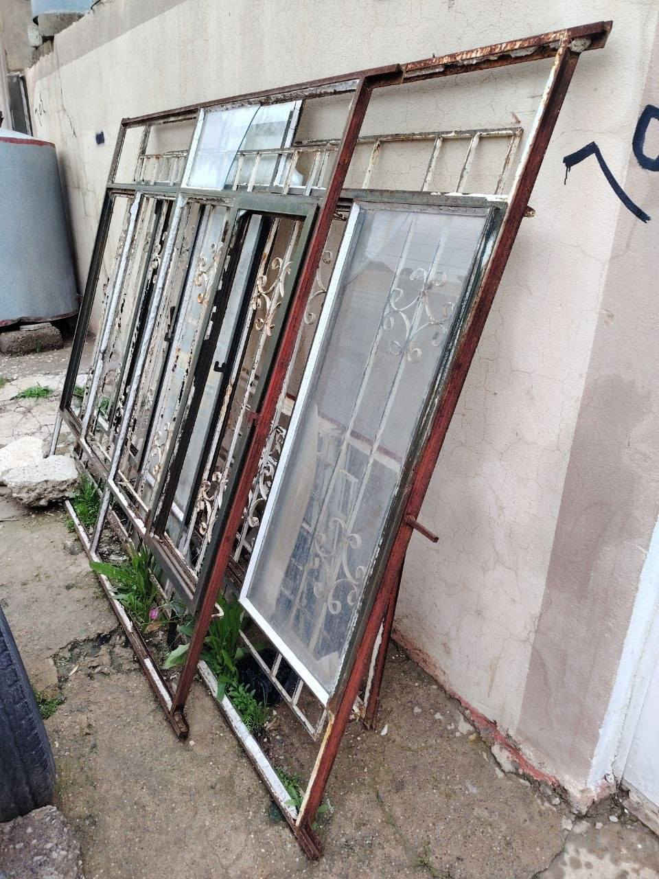 ابواب وشبابيك للبيع العنون موصل جانب ايمن السعر قيم واخذ للتواصل
***********
