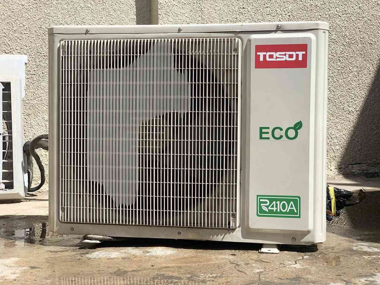 ---

للبيع سبلت توسوت 2 طن انفيرتر ECO اصلي ❄️

المواصفات من الليبل:
الماركة: TOSOT توسوت اصلي
الموديل: TS-H246OZM3 - انتاج 2020/11
النوع: 2 طن انفيرتر حار بارد - 24566 BTU
النظام: ECO انفيرتر موفر للكهرباء 40%
الغاز: R410A 
المناخ: T3 يتحمل حر العراق لحد 55 درجة
الوزن: 55 كيلو قطعة خارجية ثگيلة

الحالة:
✅ الكمبريسر وكالة مامفتوح ولا مصلح نهائياً 
✅ تبريده ثلج يجمّد، دفع الهوا قوي جداً يفيد لصالة جبيرة 6x5 او هول
✅ القطعة الداخلية والخارجية نظيفة، البدي مابي طعجات قوية

⚠️ الملاحظة المهمة:
السبلت كان شغال ويبرد فول، بس اثناء الفتح والنقل نقص الغاز. كان يسحب هوا نظامي قبل لا ينفك. 
يحتاج شحن غاز فقط ويرجع وكالة. مابيه ليك ولا عطل.

السعر: 500,000 دينار عراقي وقابل للتفاوض البسيط للشراي الصادق

مكاني: بغداد
ملاحظة: الفحص قبل الدفع، تكدر تجيب فني وياك. البيع بدون تركيب  بواري مالاته موجودات


**إذا كنت صاحب هذا الإعلان وتريد حذفه لأي سبب، رجاءا أرسل رسالة إلى الدعم الفني**