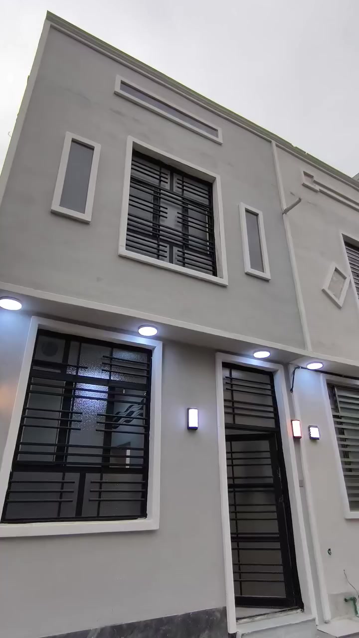 عقارات جار الحسين في كربلاء المقدسة بنسب الاسعار 
بيتين خمسينات ع الحولي حي العباس طريق بغداد عمود ٢٧ 
تصل عرقم وتدلل ***********
