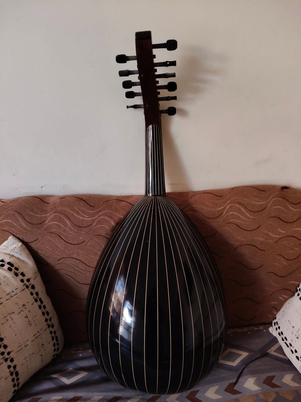 عود طاسه تركي ووجه عراقي شغل سنان سمير العود ممتاز .. مسطره ومظرب سيسم ومفاتيح خشب عود حاله حال العراقي السعر 225 الف بغداد ***********
